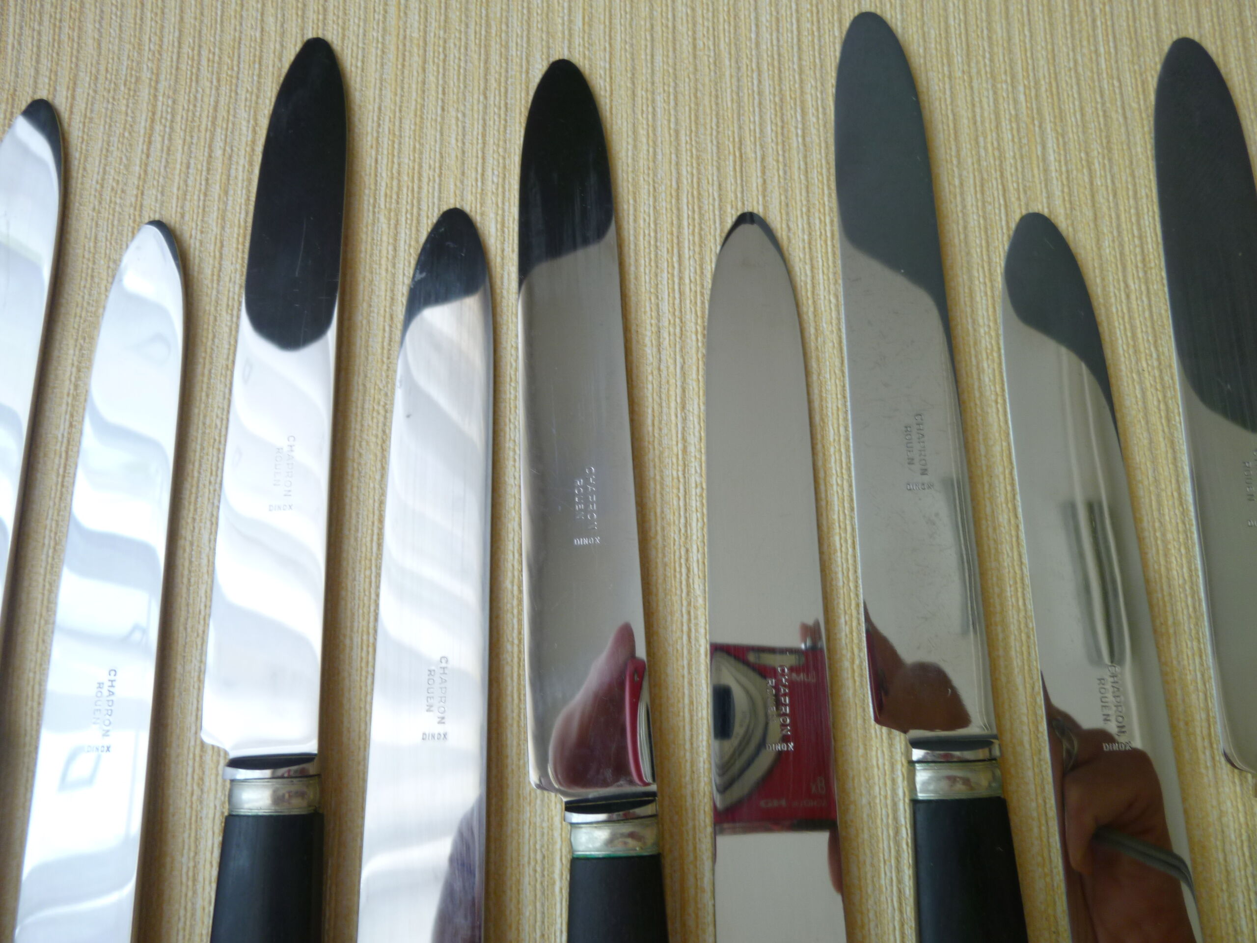 Coffret de 12 couteaux de table inox et bois noirci