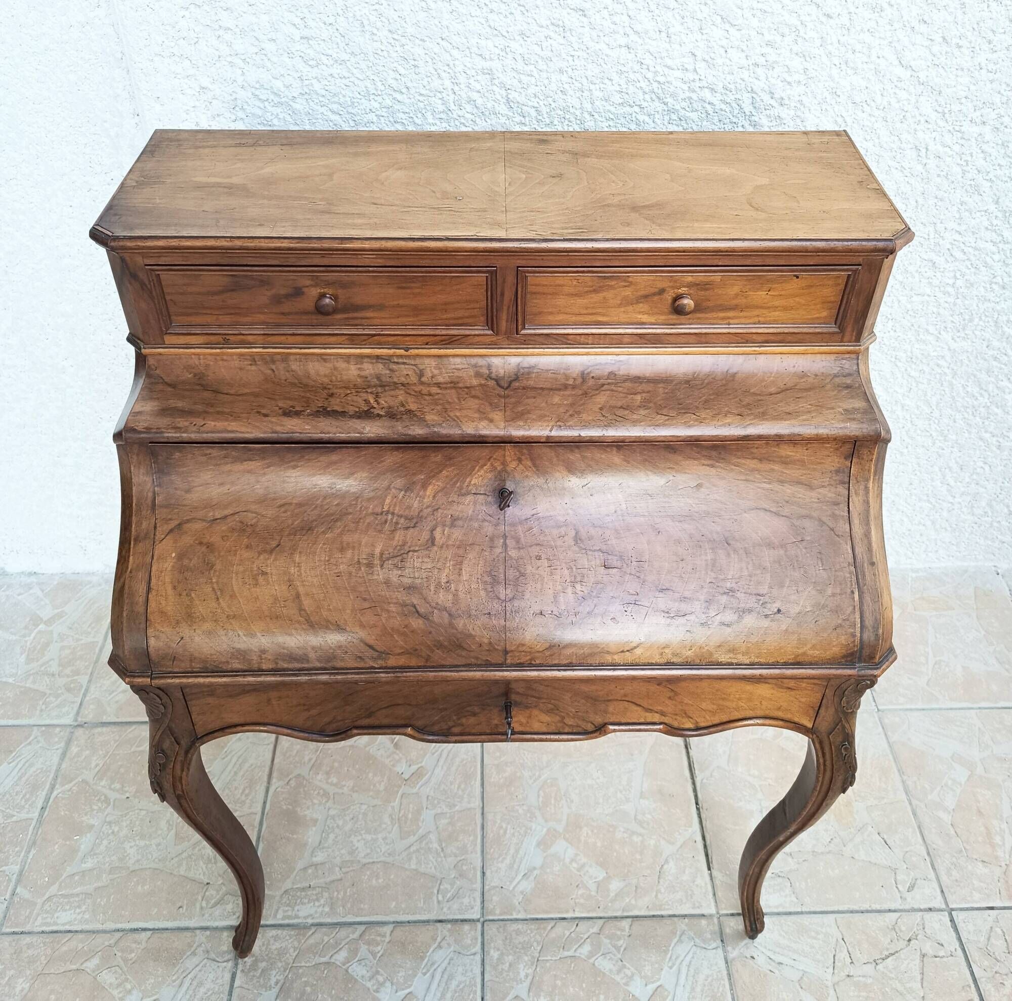 Louis XV slant-top desk in walnut, 19th century.