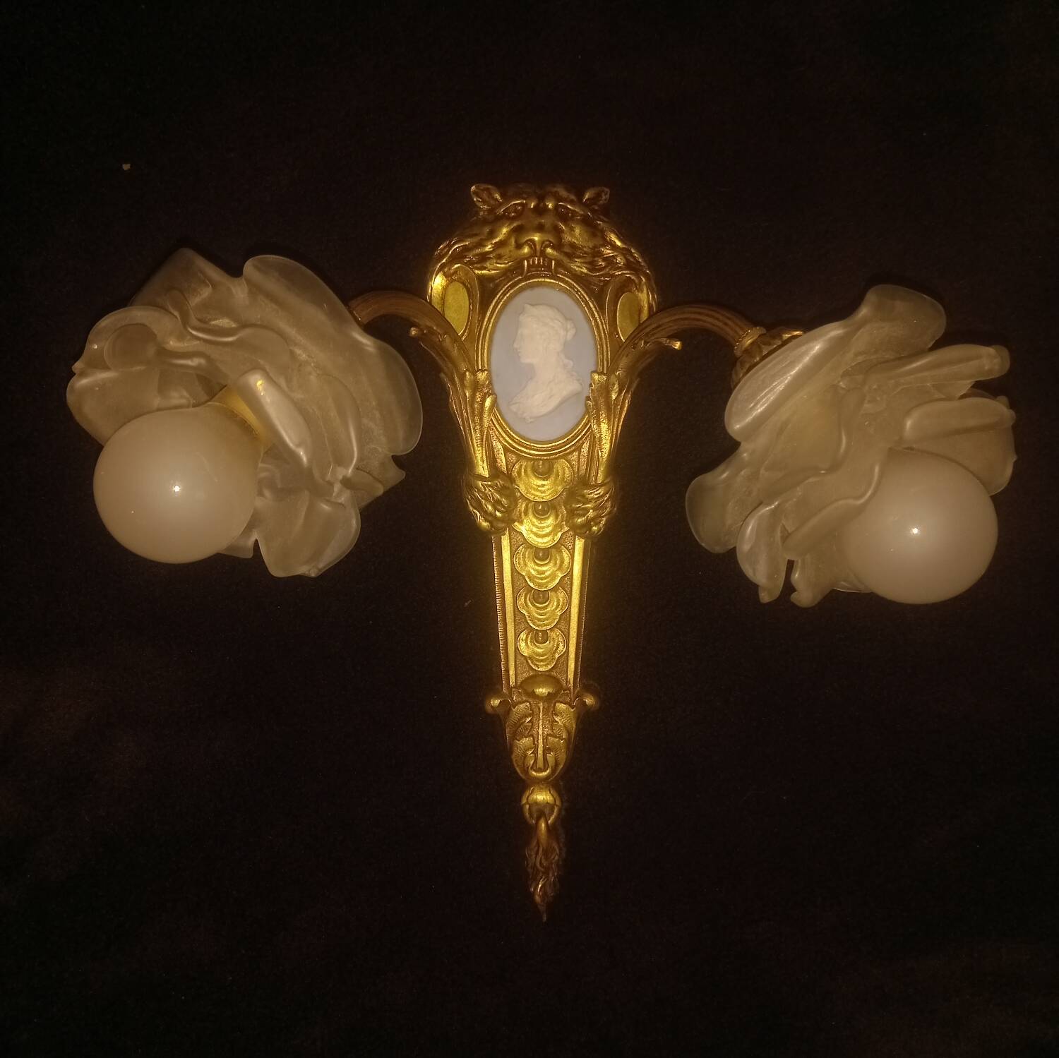 Wedgwood gilt bronze and plaque wall light, late 19th century, lion's head