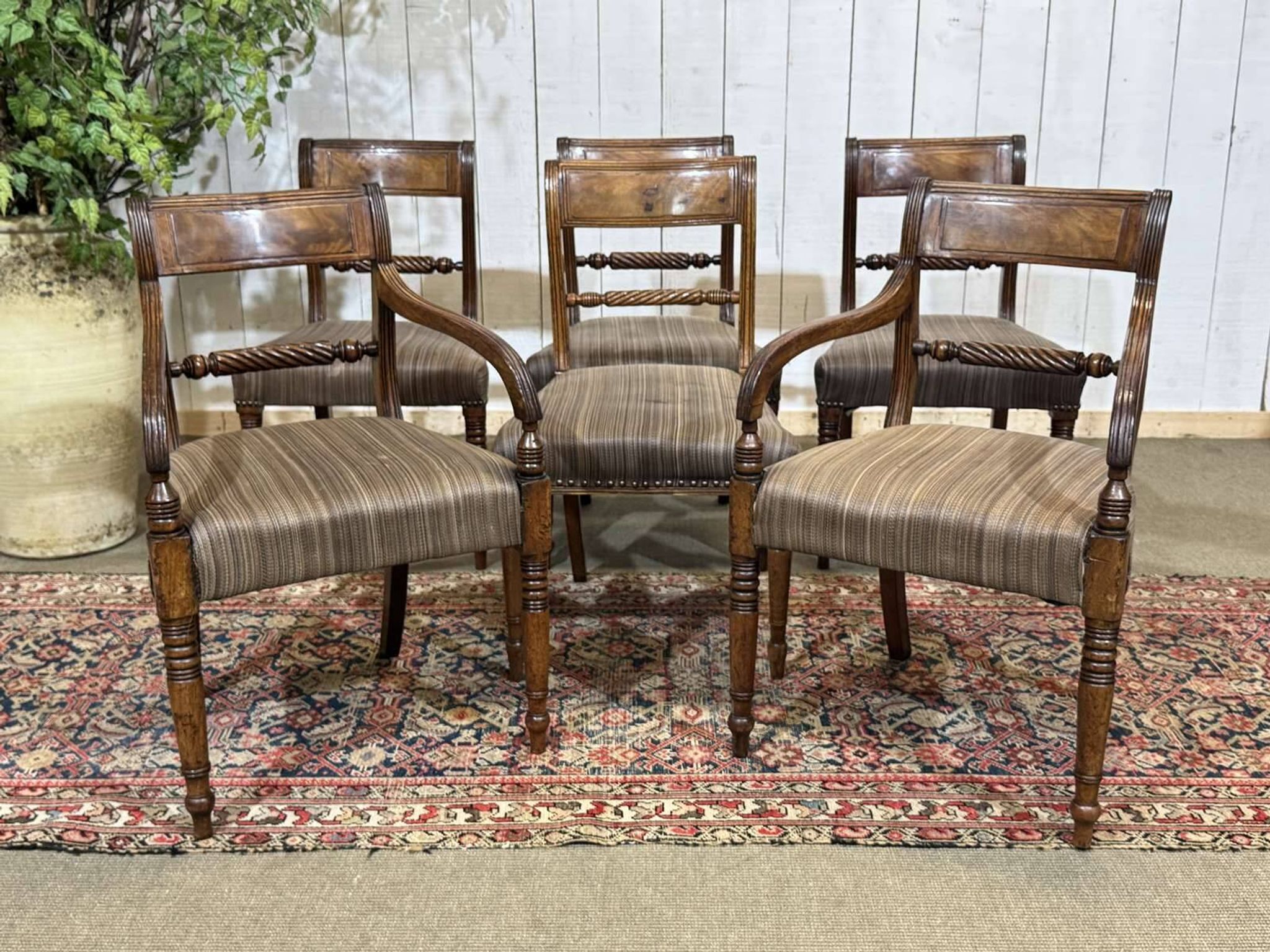 Série de 4 chaises + 2 fauteuils anglais en acajou fin XIXème