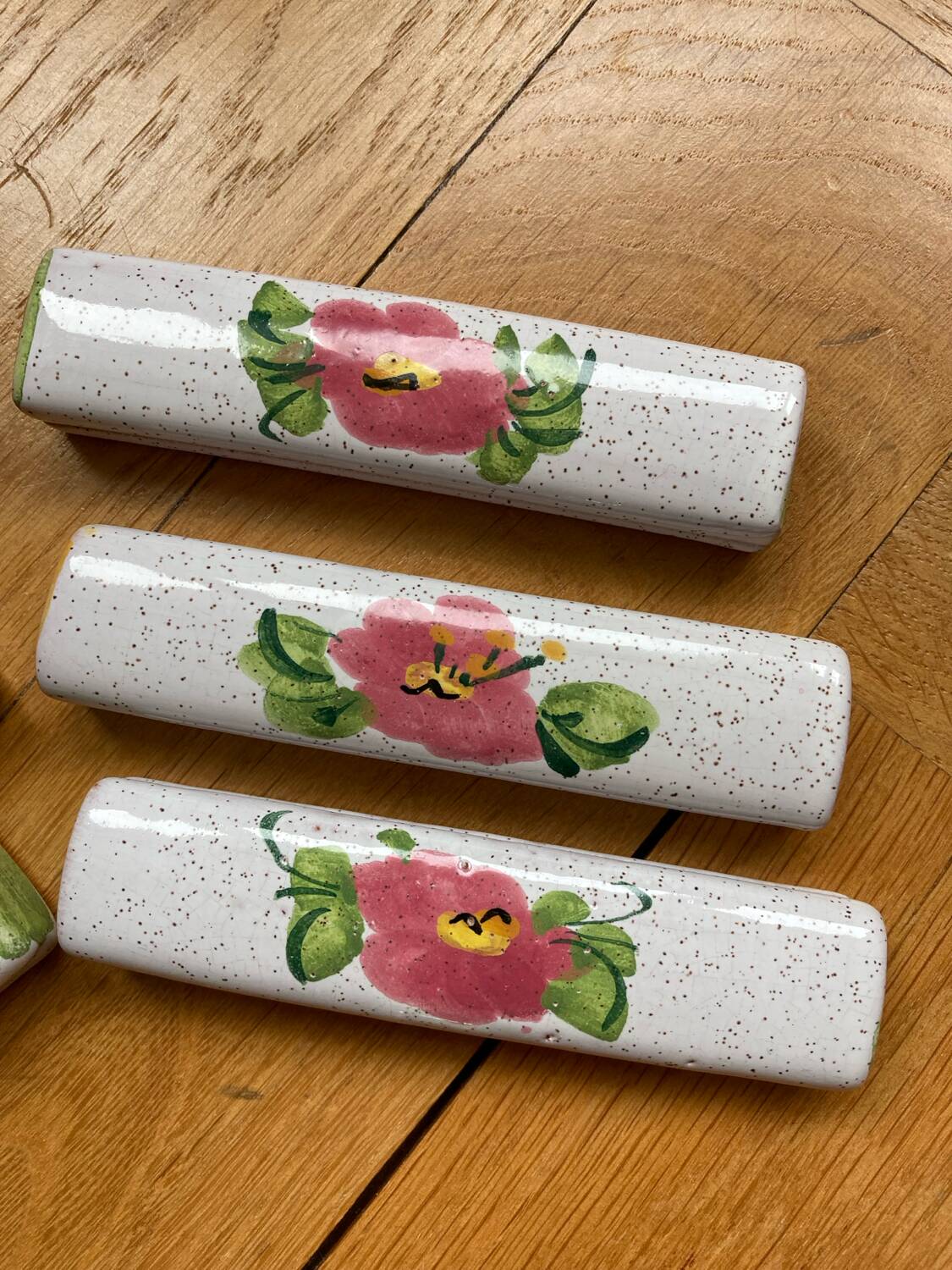 Ceramic knife holder with flower decor