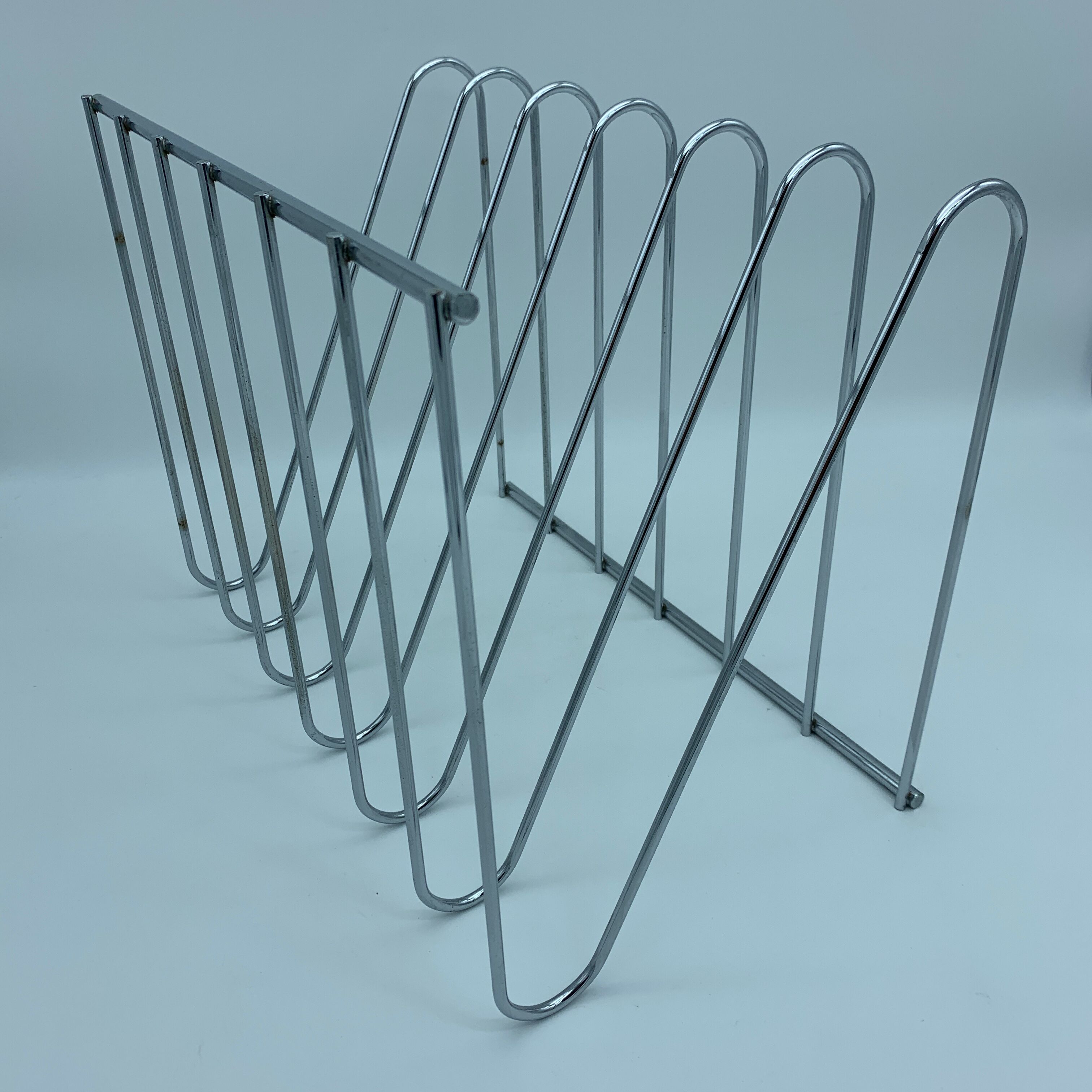 Chrome metal Z magazine rack
