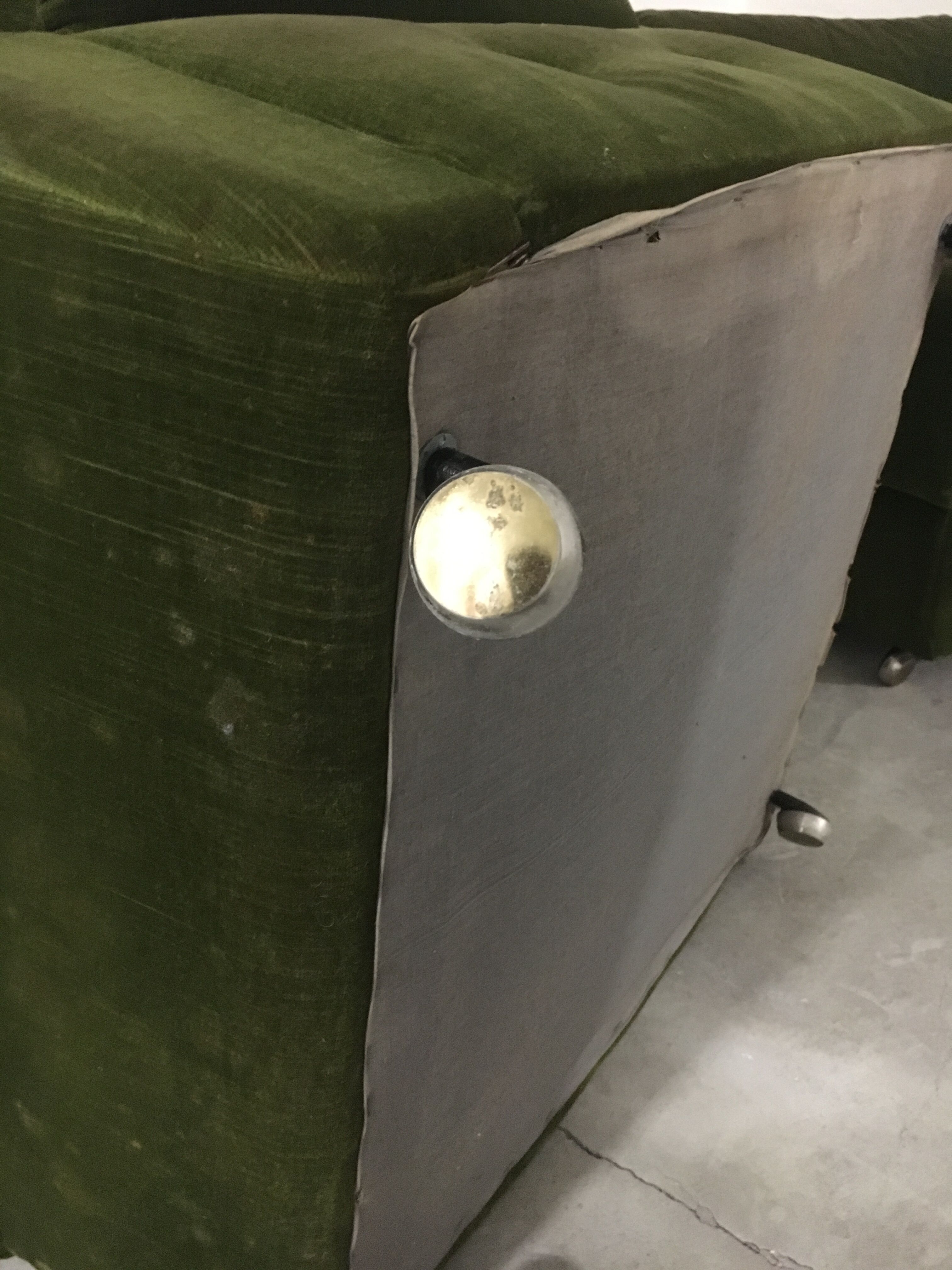 Paire de fauteuils, velours vert à roulettes, des années 70