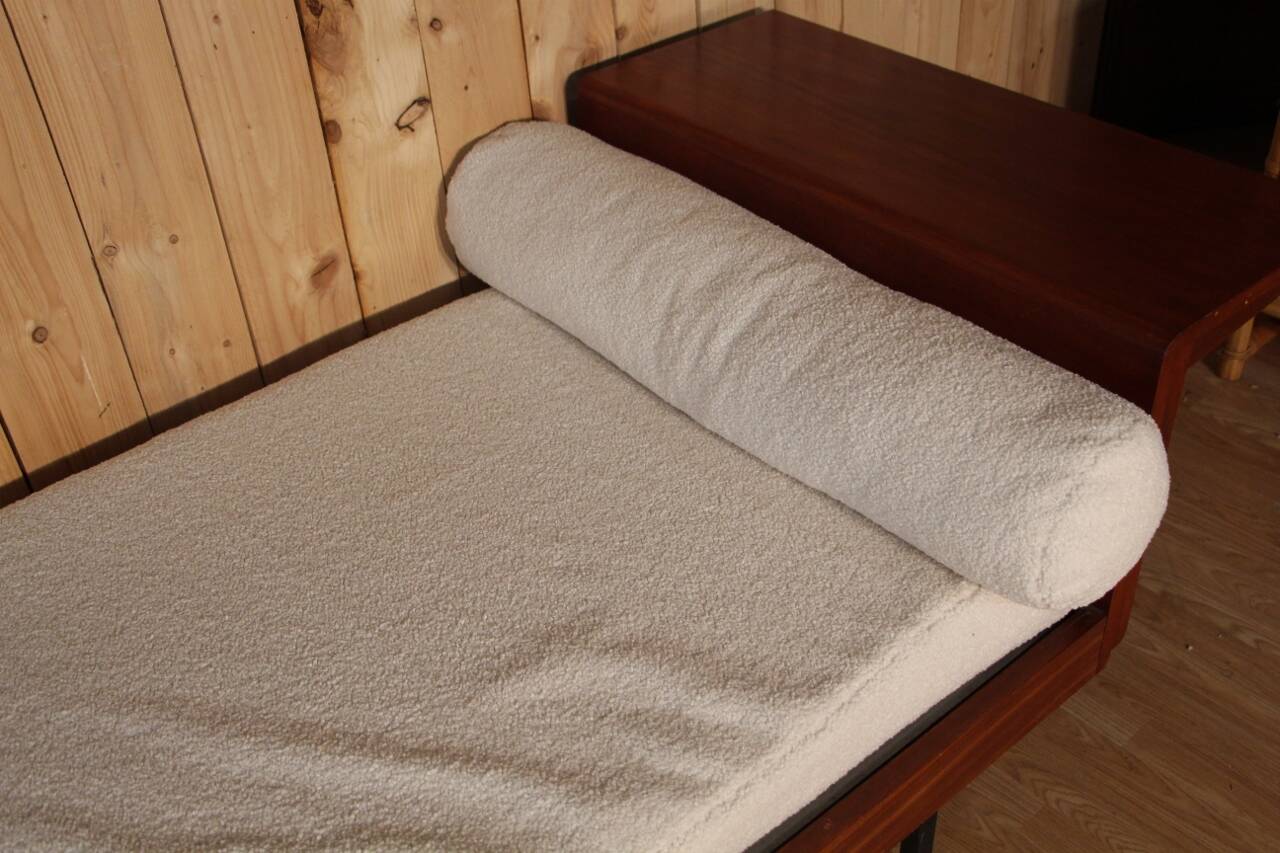 LC5 daybed model by Pierre Guariche