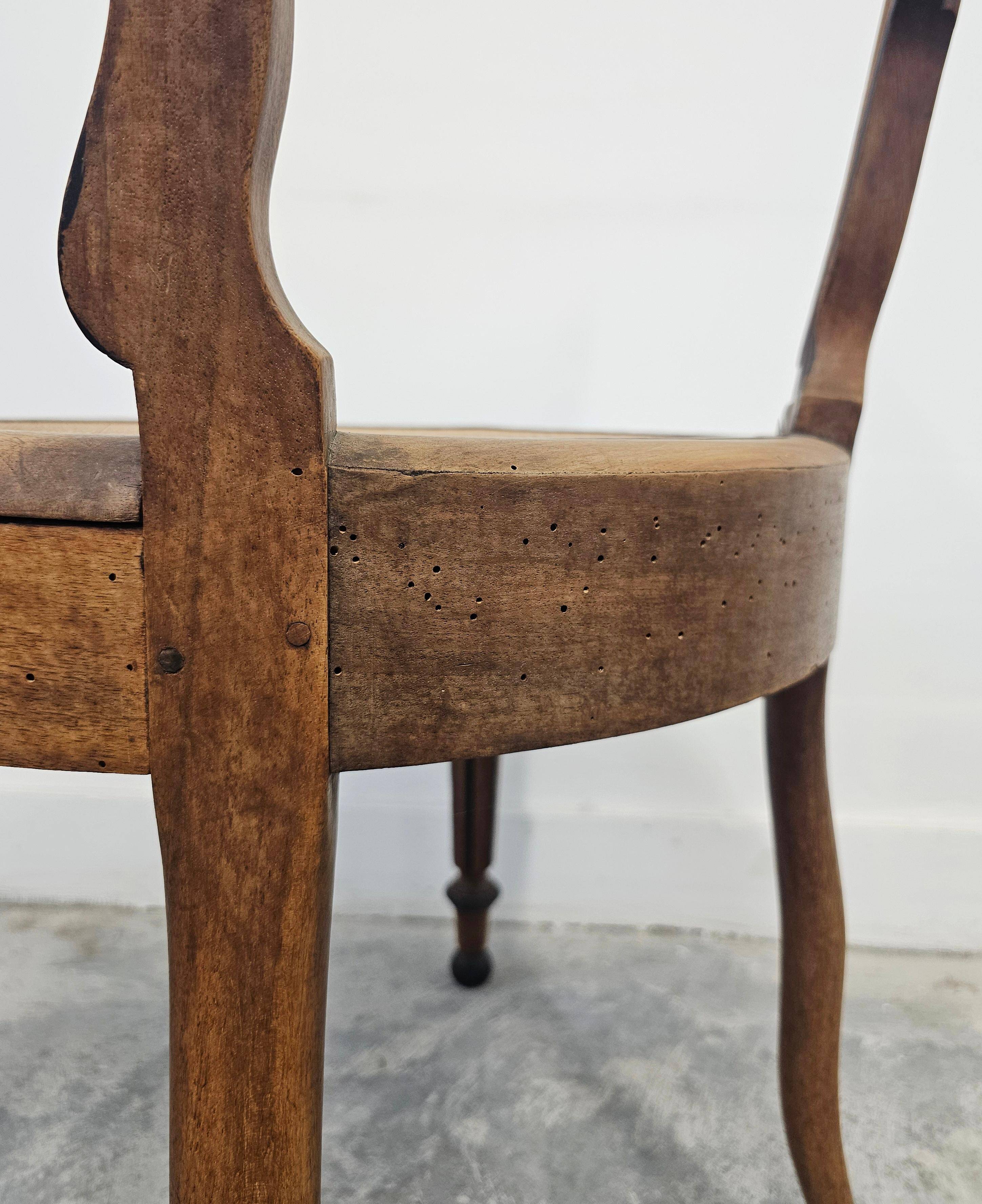 Set of 6 antique dining chairs in solid walnut, cane seats, 19th century.
