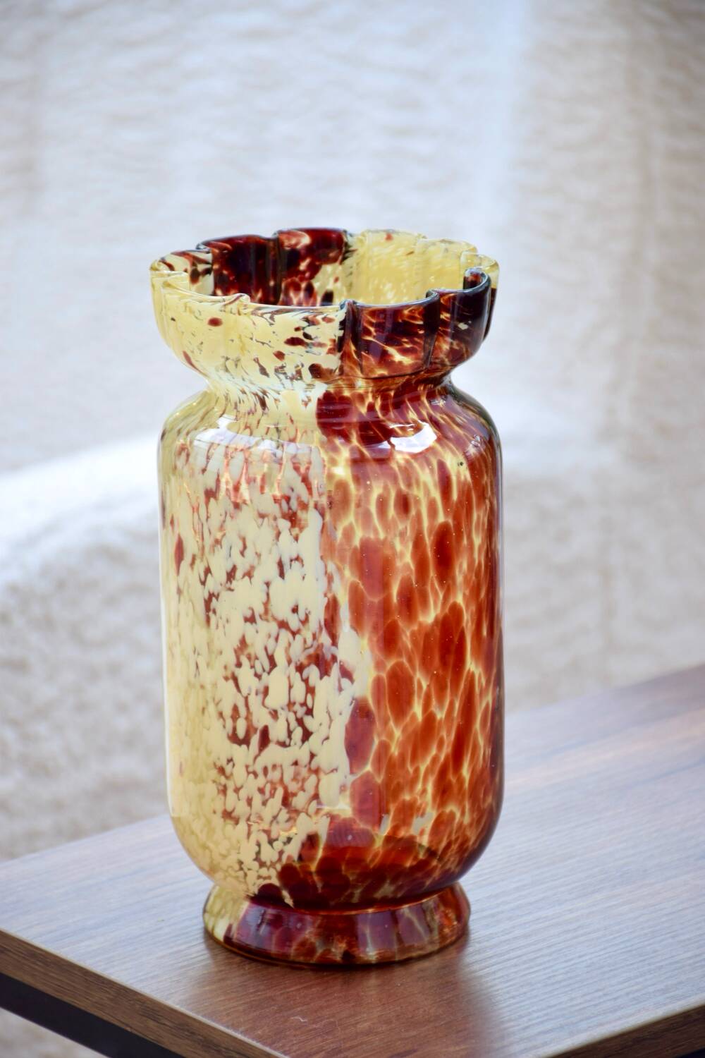 Vase en verre moucheté