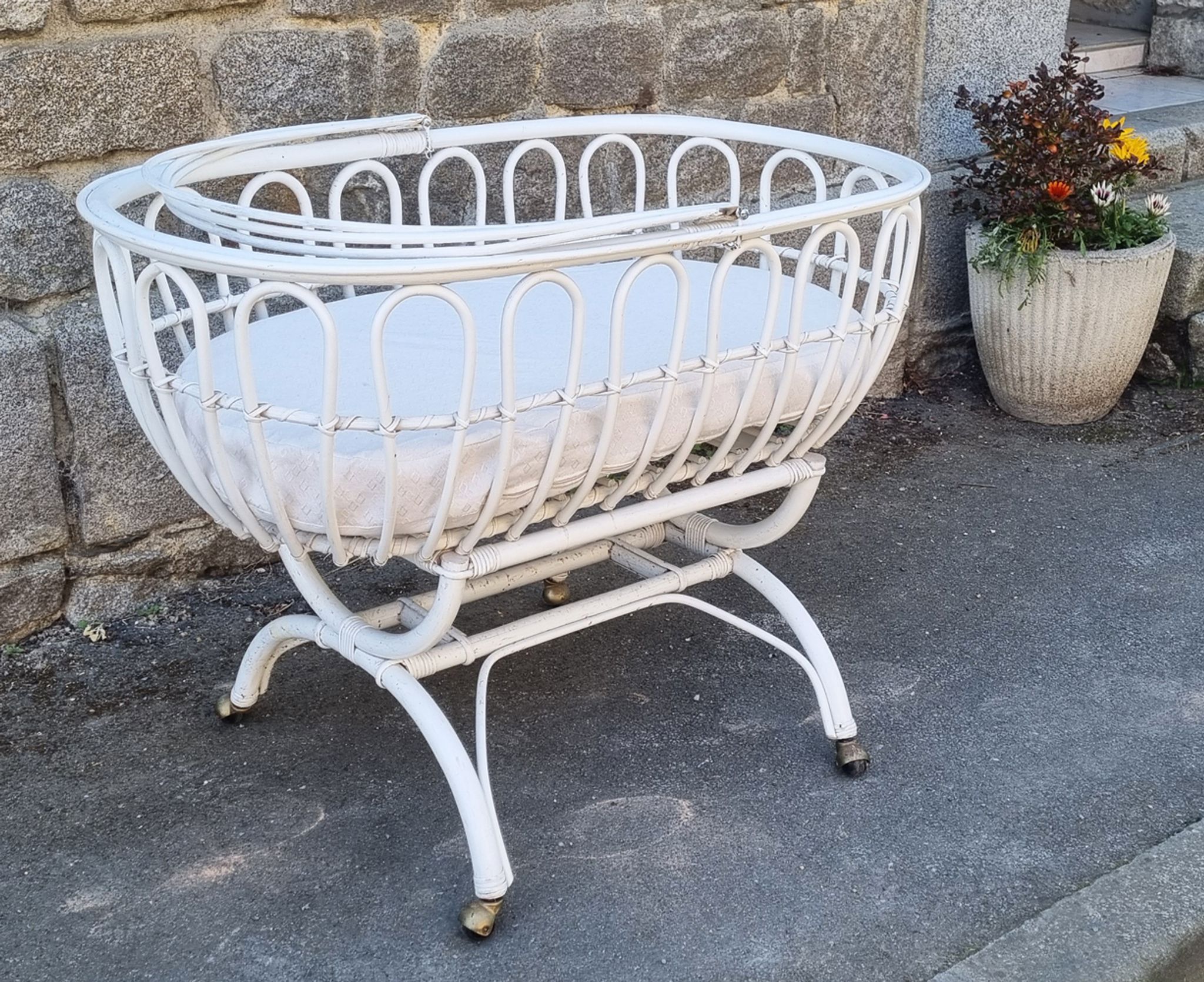 Lit berceau bambou rotin à roulettes, blanc, avec anse, vintage, années 60