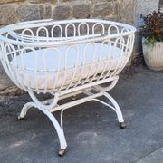 Lit berceau bambou rotin à roulettes, blanc, avec anse, vintage, années 60