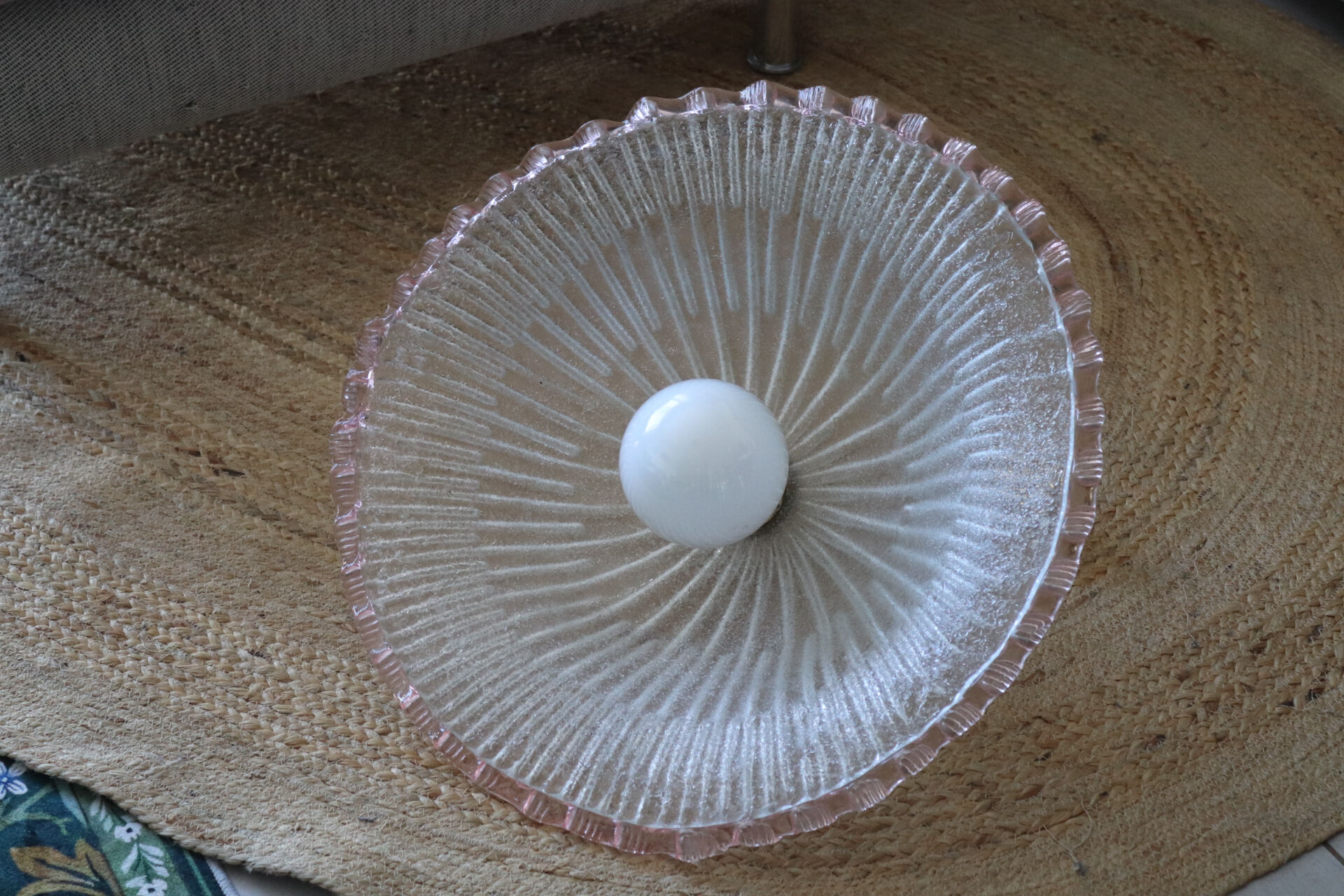 Large vintage Murano suspension in textured glass with a pink edge.