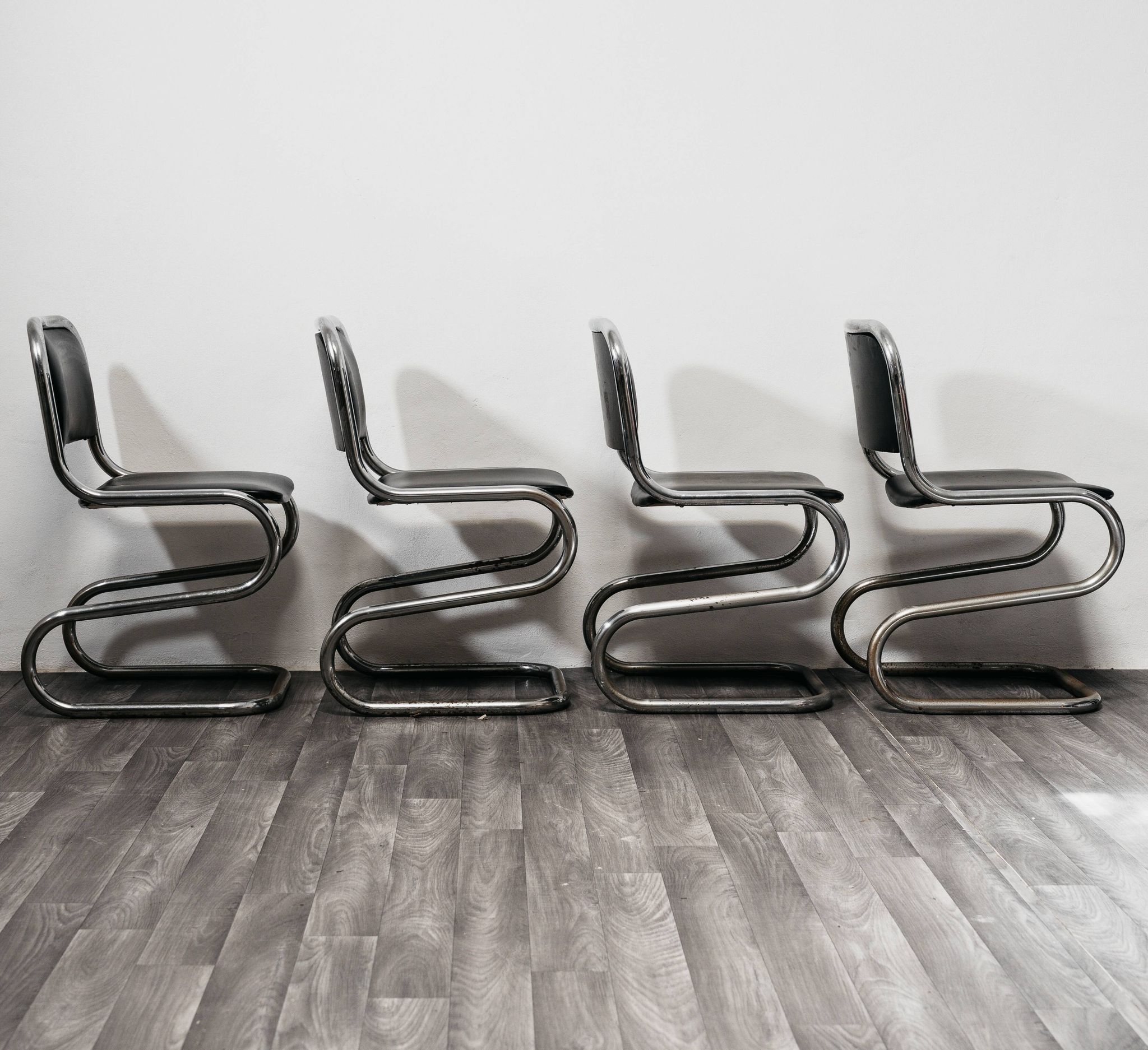 Ensemble de 4 chaises à bascule en acier chromé design années 80 vintage moderne.
