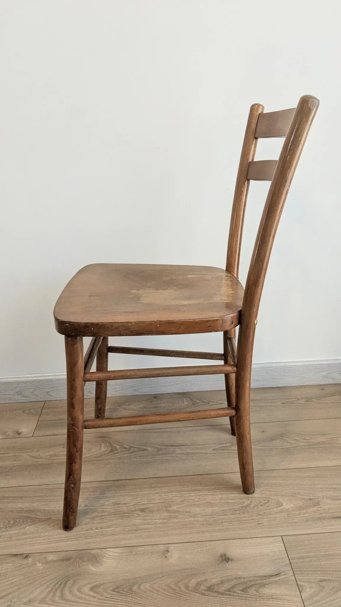 Vintage patina Luterma curved wood bistro chair – Antique