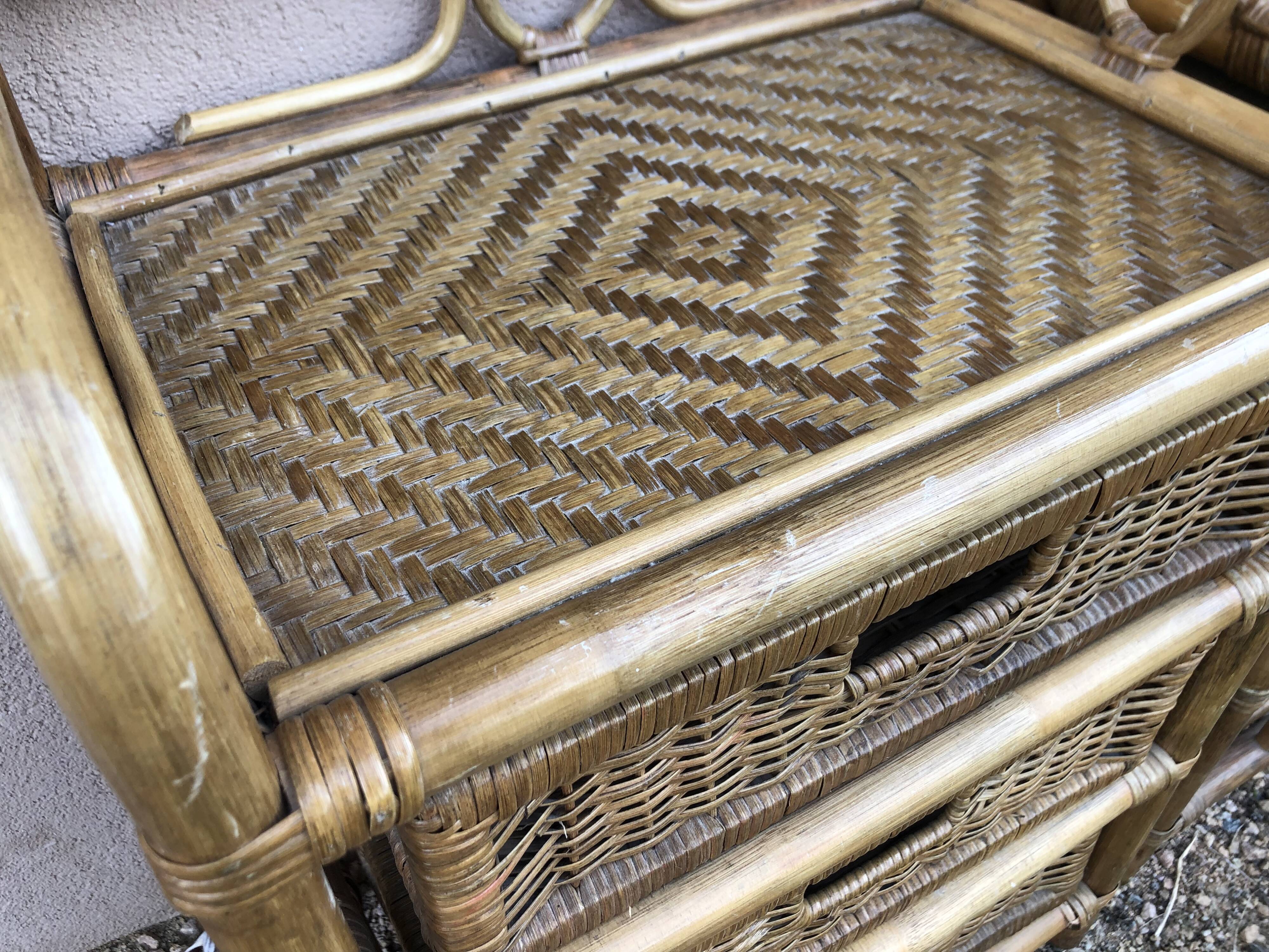 Paire de tables de chevet vintage, à 3 tiroirs, en bambou et rotin