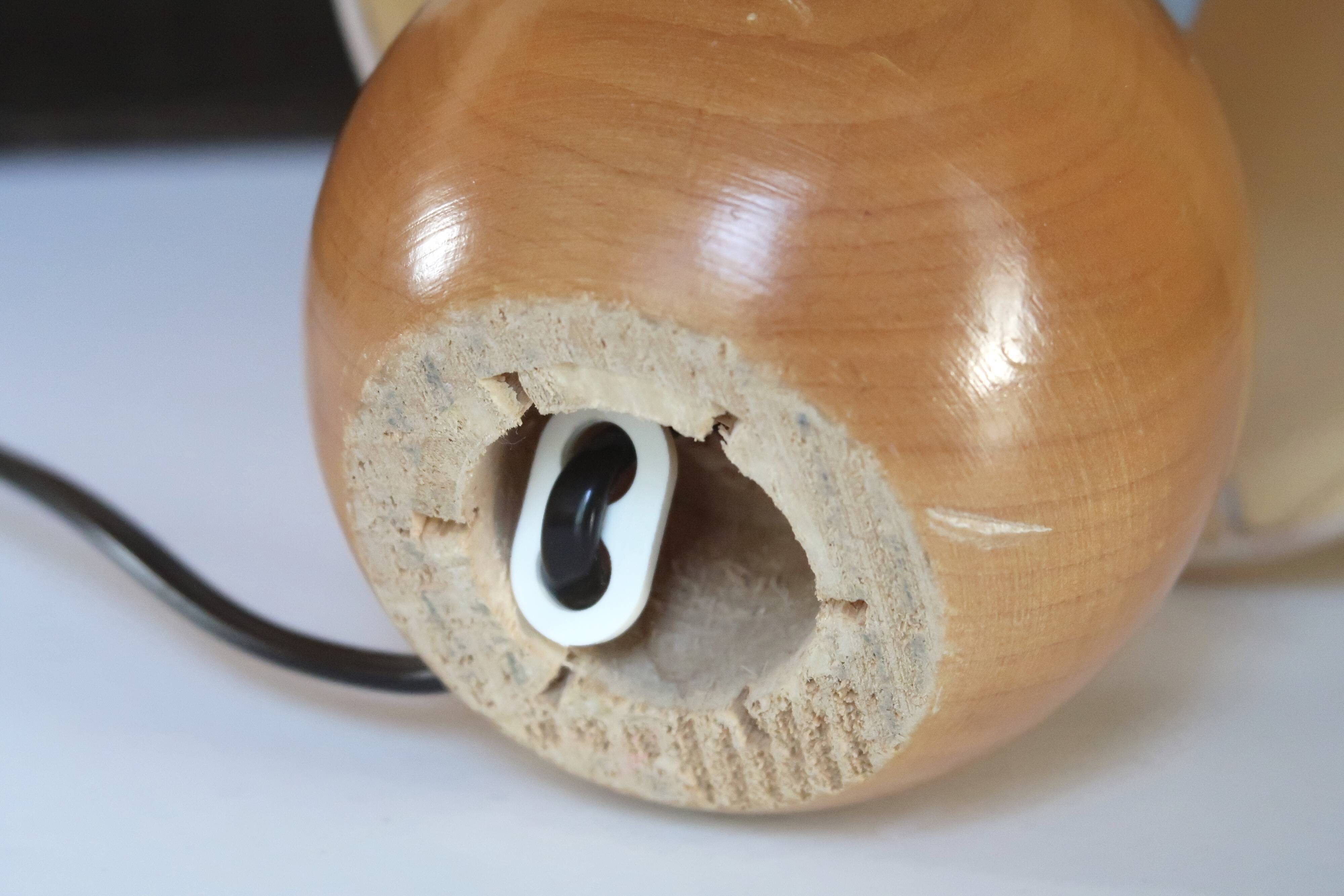Lampe en bois blond, abat jour soie, années 70