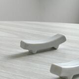 12 chopstick rests, white porcelain knife rests.
