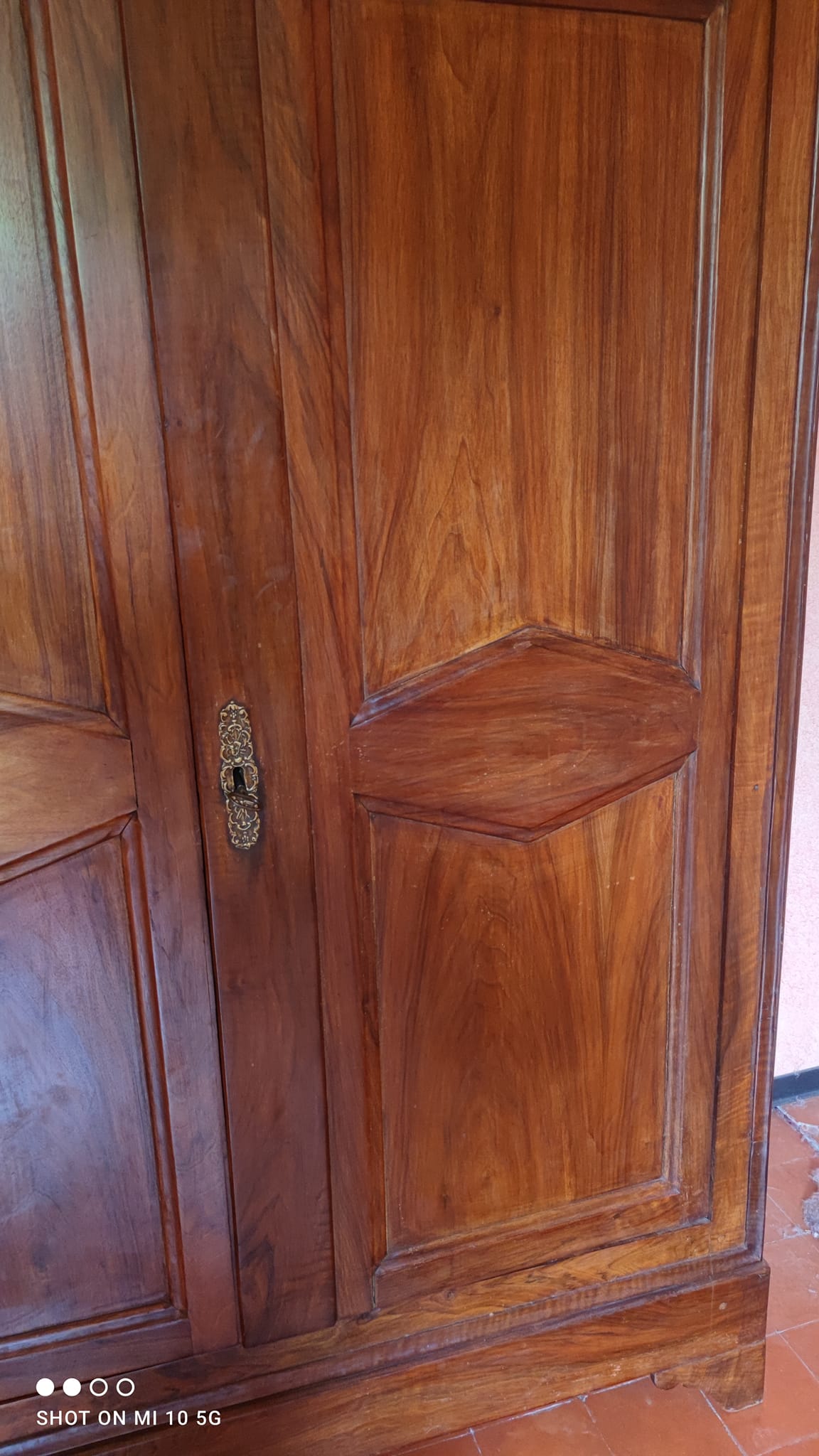 Petite armoire en noyer massif époque Consulat vers 1830