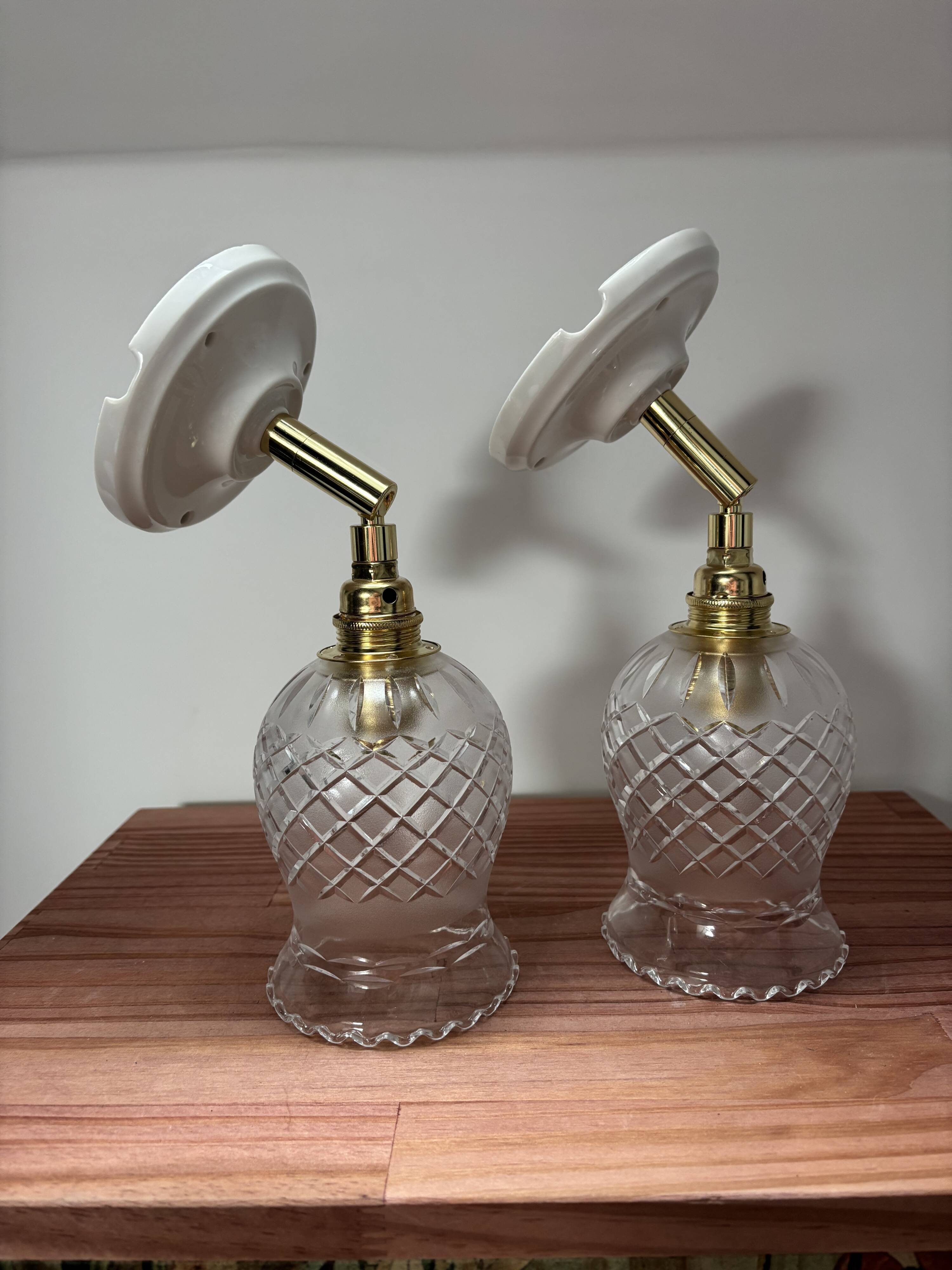 Paire d’appliques vintage en verre ciselé