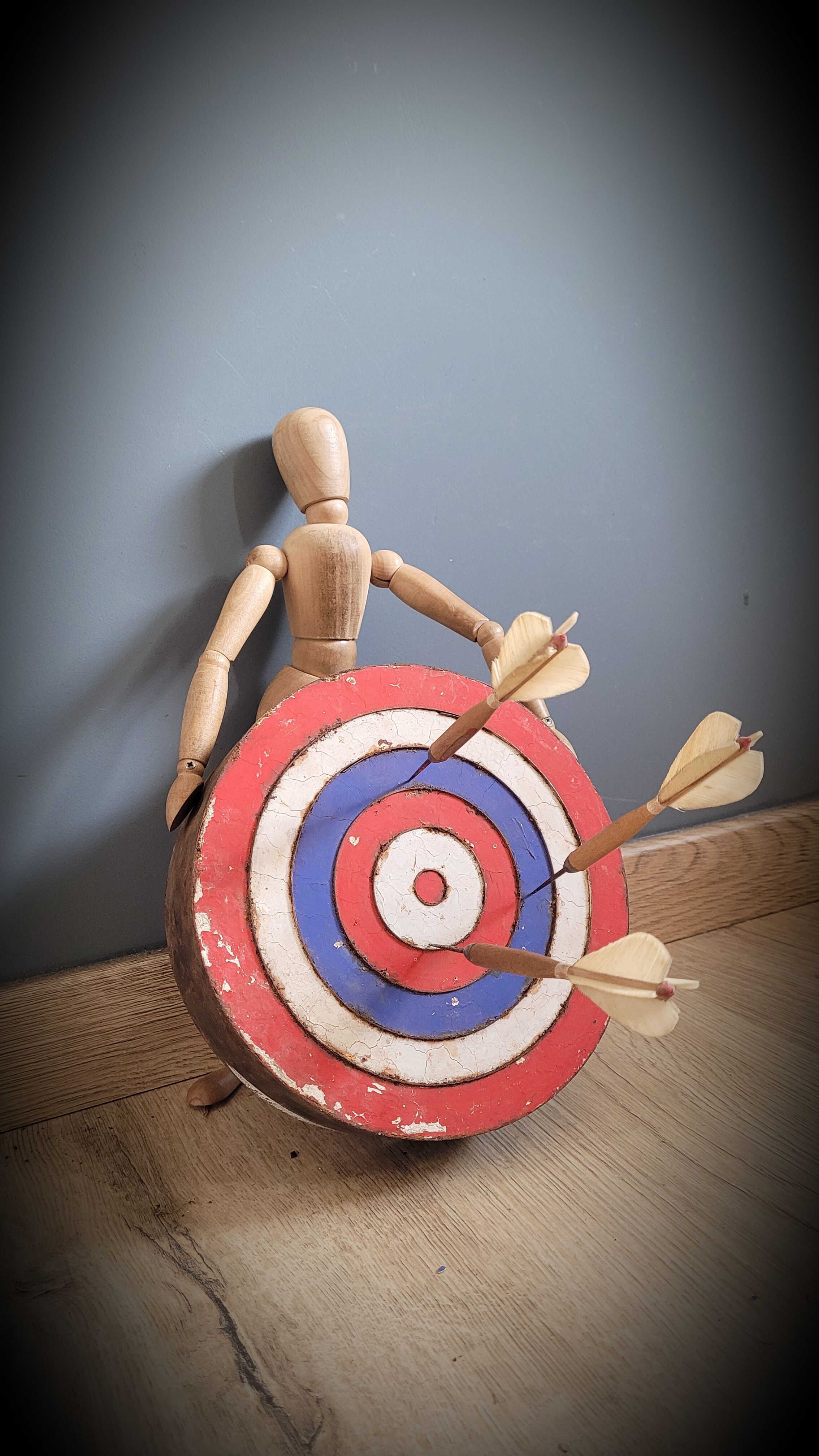 Shooting target with 3 arrows