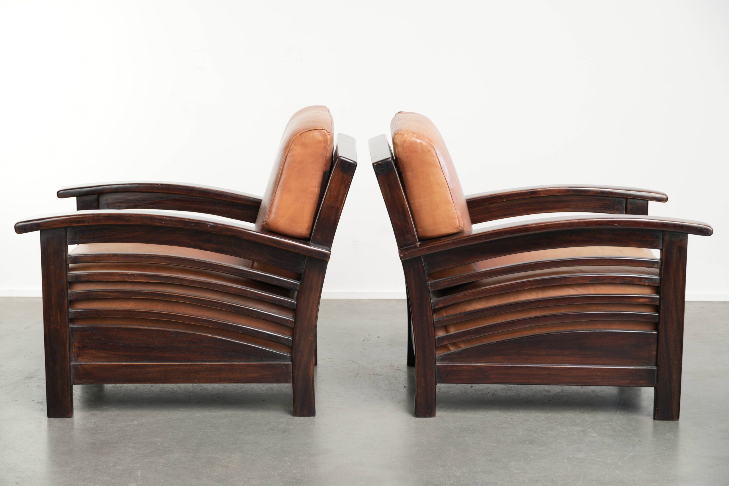 Ensemble de 2 fauteuils Art Déco en cuir de vache couleur cognac du 20e siècle.