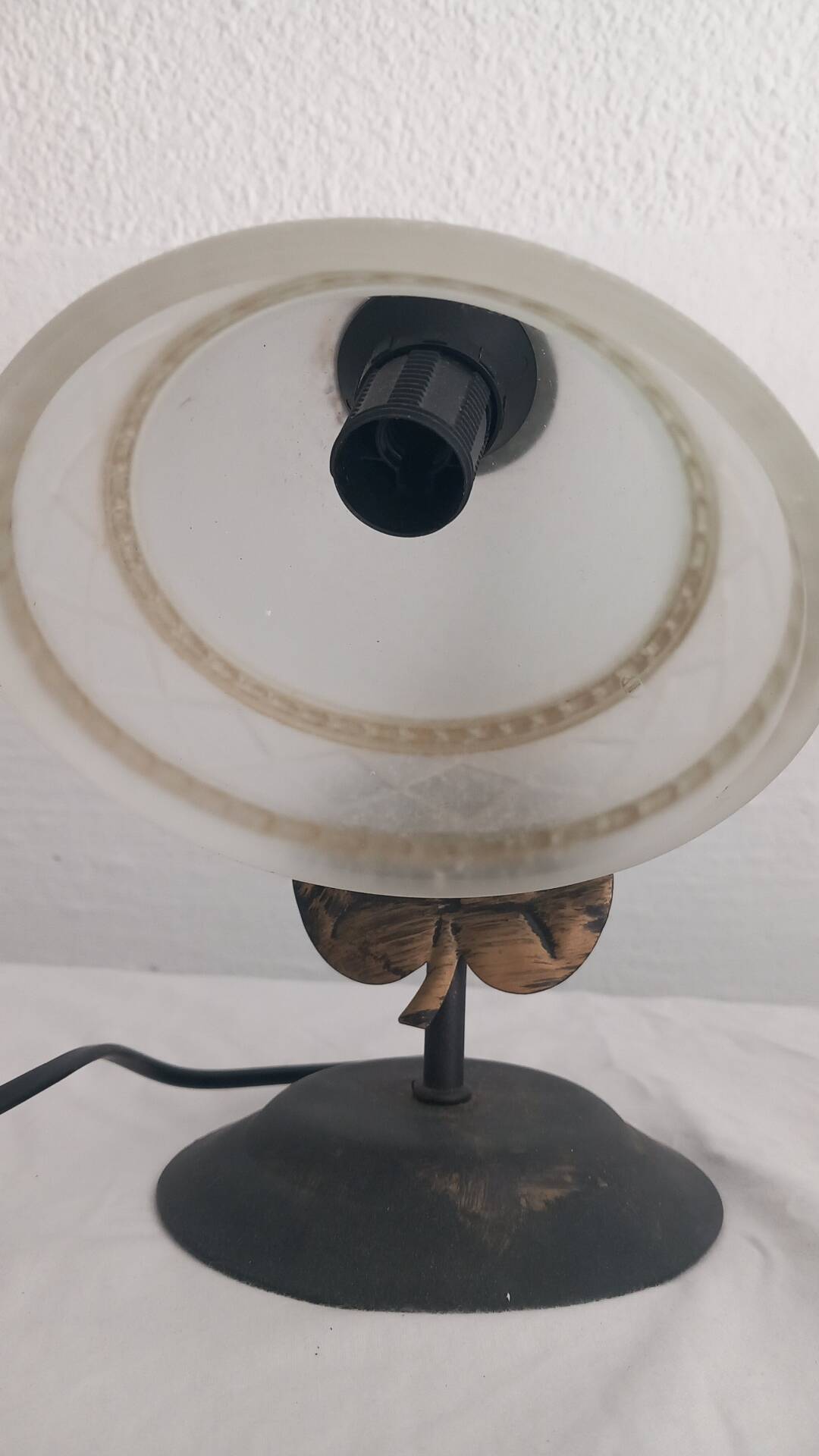 Pair of lamps in iron and satin glass – Florentine style / Art Nouveau