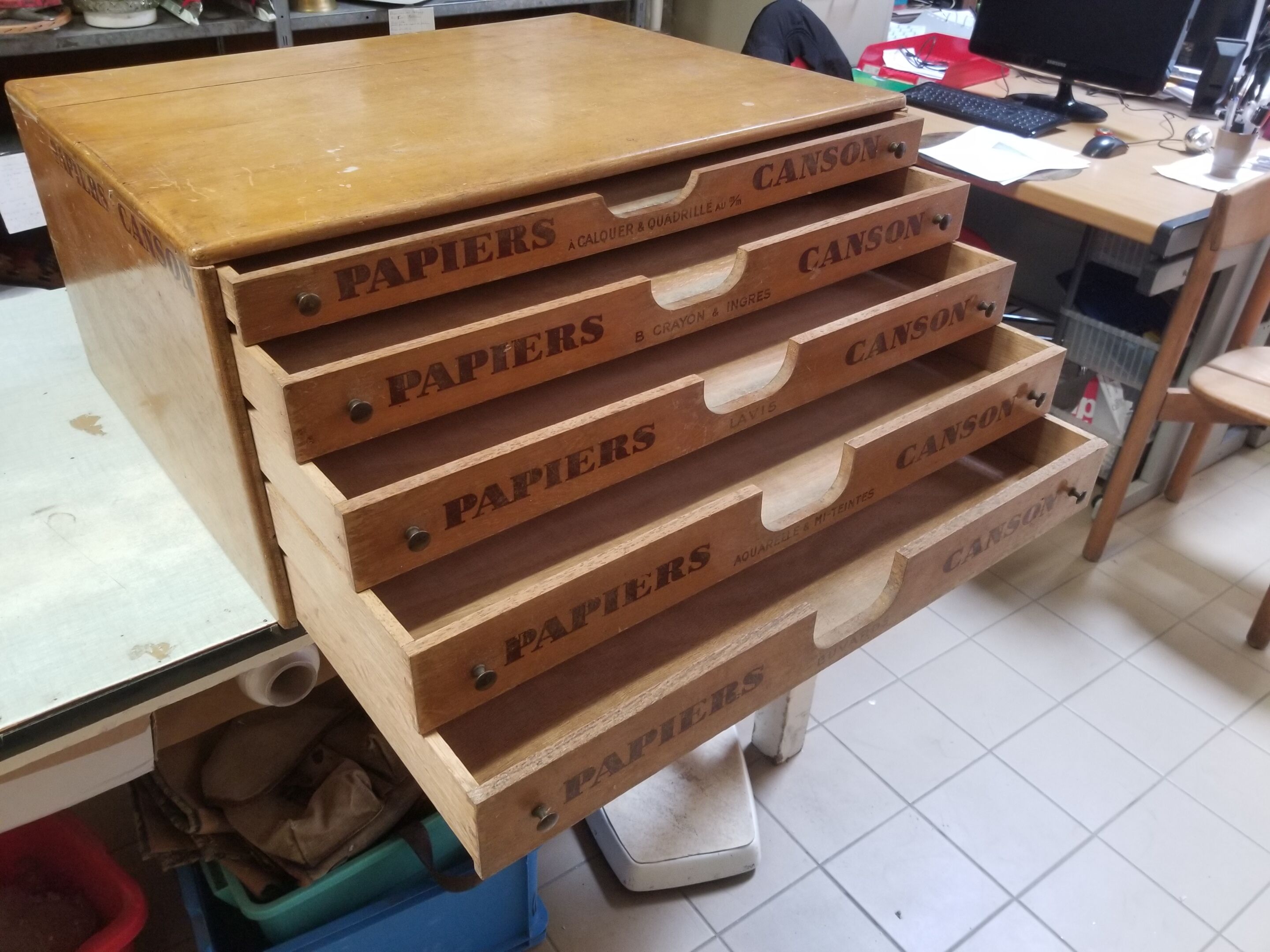 Old wooden furniture Papers Canson with 5 drawers