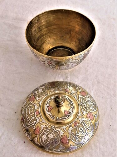 Boite pot couvert oriental en laiton damasquiné cuivre et argent. Calligraphie.
