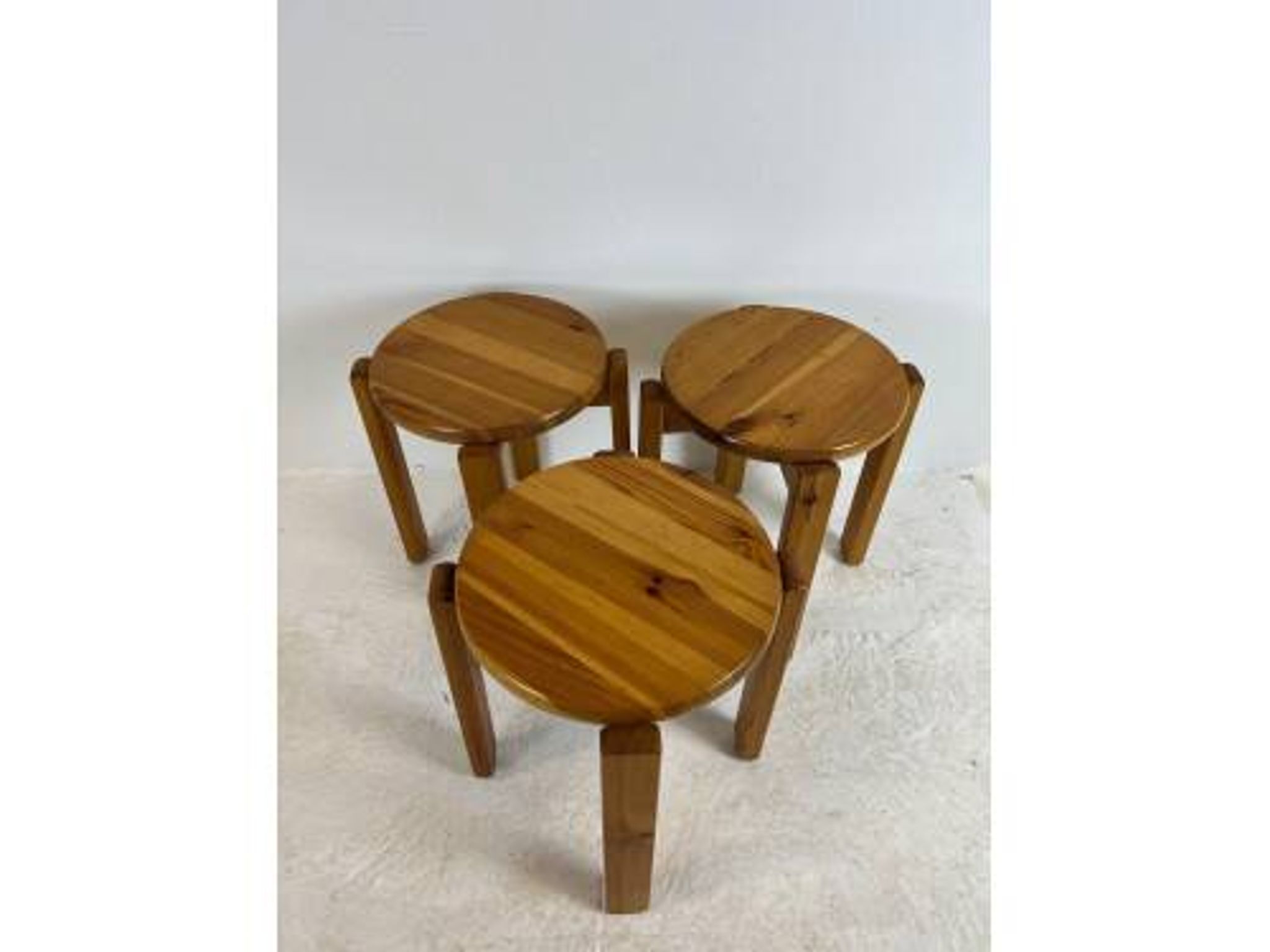 Trio de tabourets en pin massif, années 70