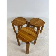 Trio de tabourets en pin massif, années 70