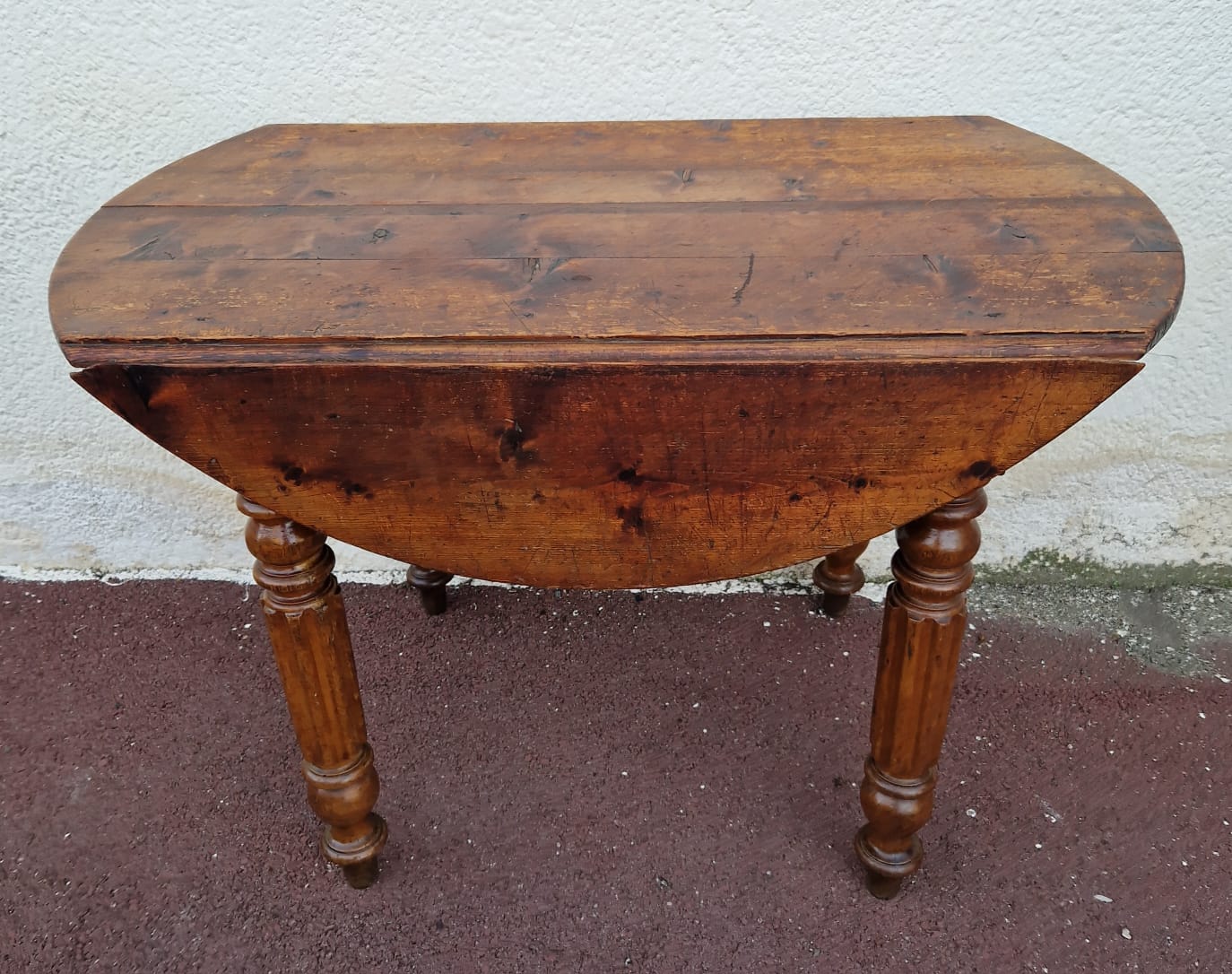 Country table with shutters