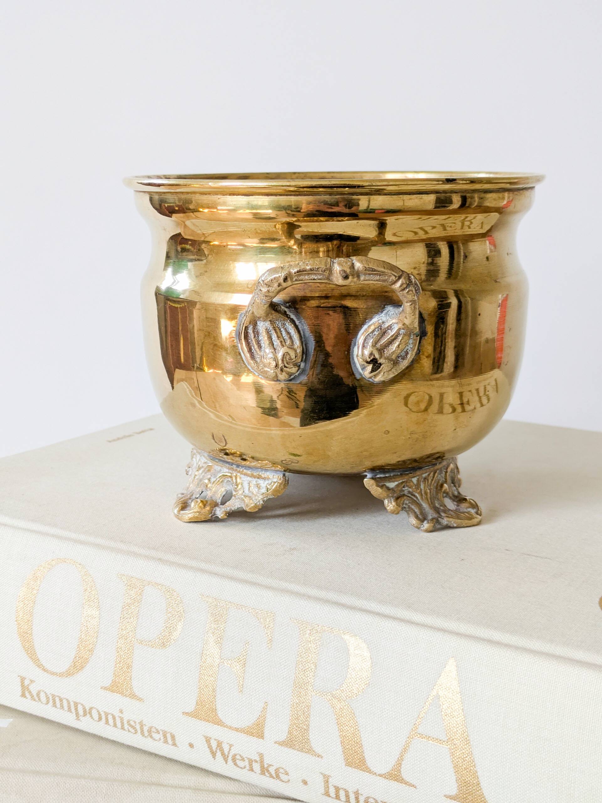 Cache-pot vintage en laiton sur pieds avec anses