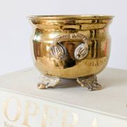 Cache-pot vintage en laiton sur pieds avec anses