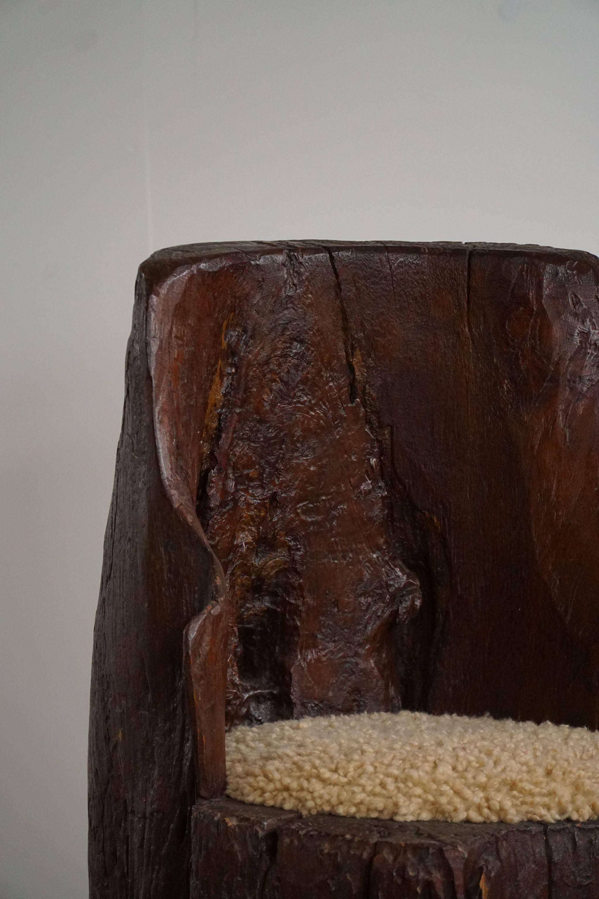 Chaise souche primitive wabi sabi suédoise sculptée à la main, siège en laine d'agneau, 1900s