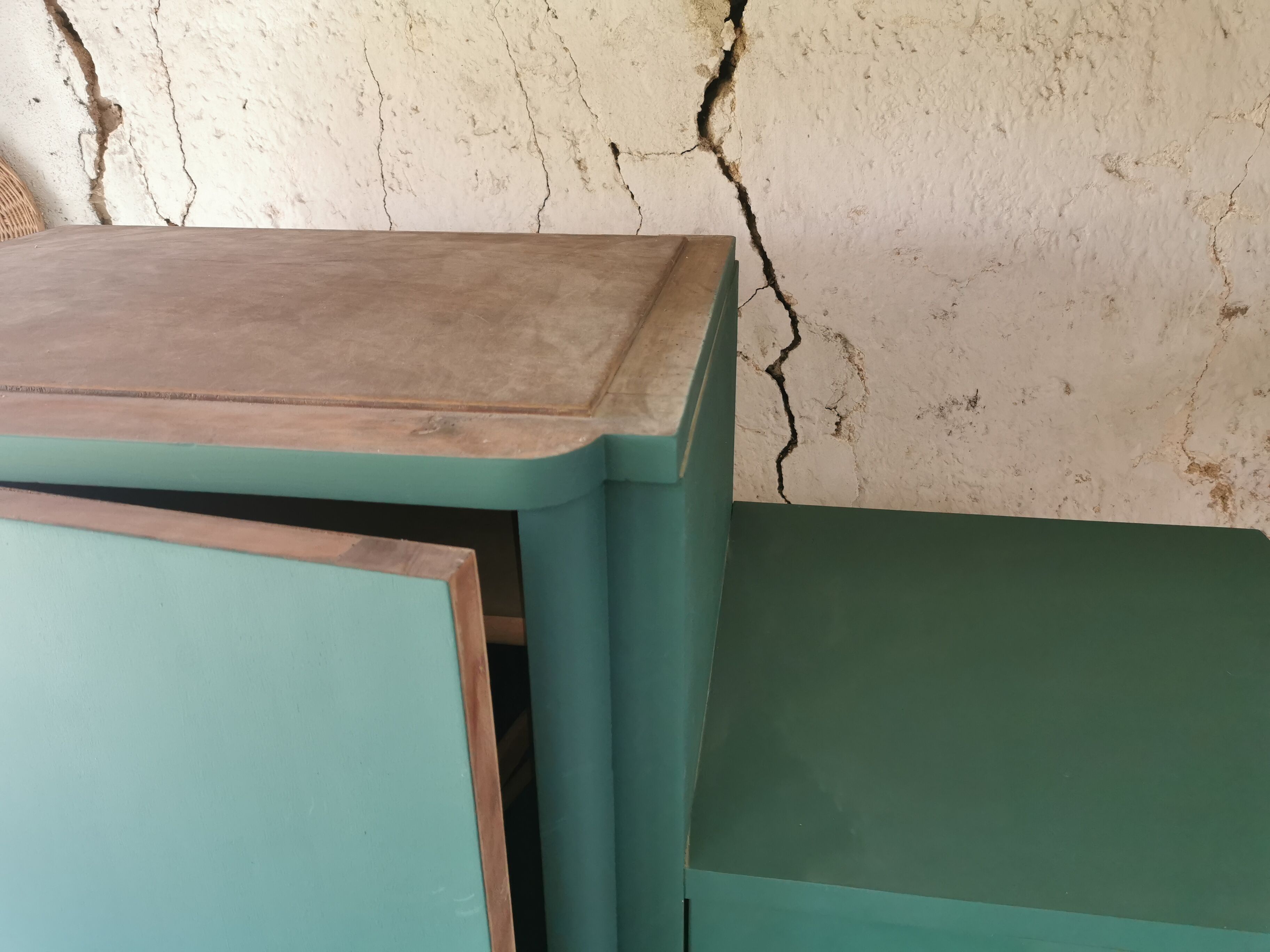 Asymmetrical cabinet
