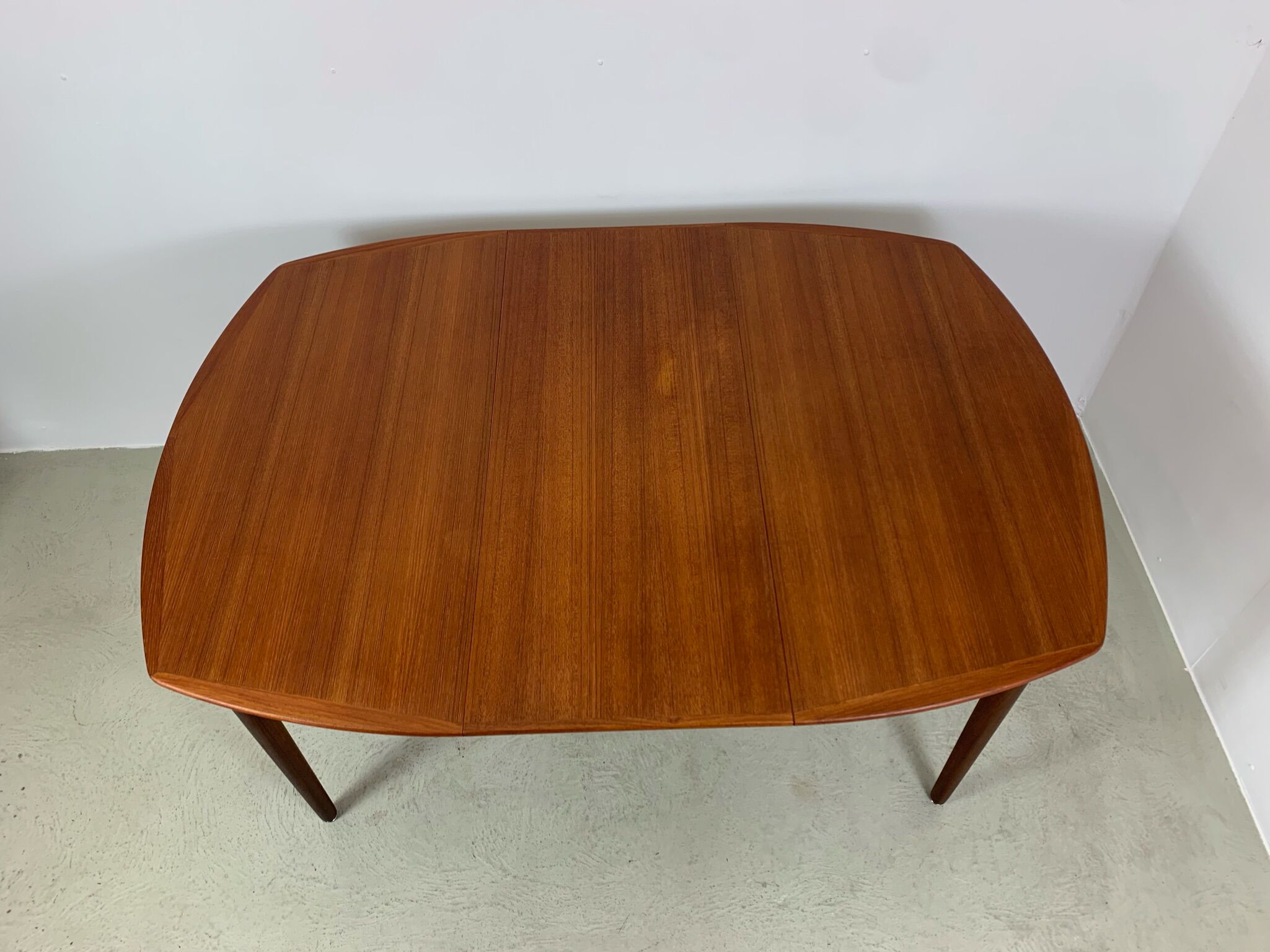 Extendable table by Gustav Bahus with 4 chairs by Peter Hvidt