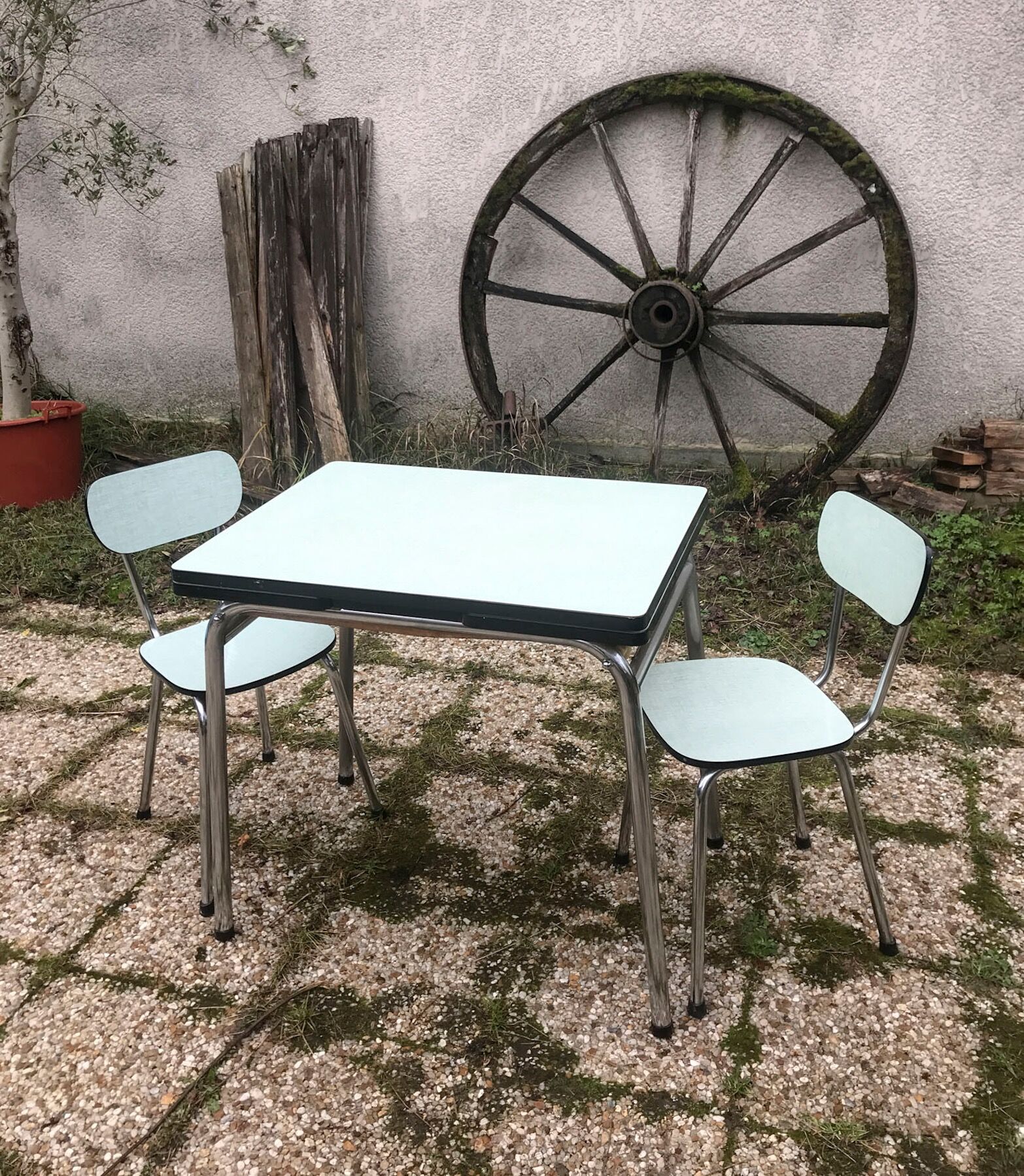 Table and chairs in water green formica