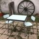 Table et chaises en formica vert d'eau