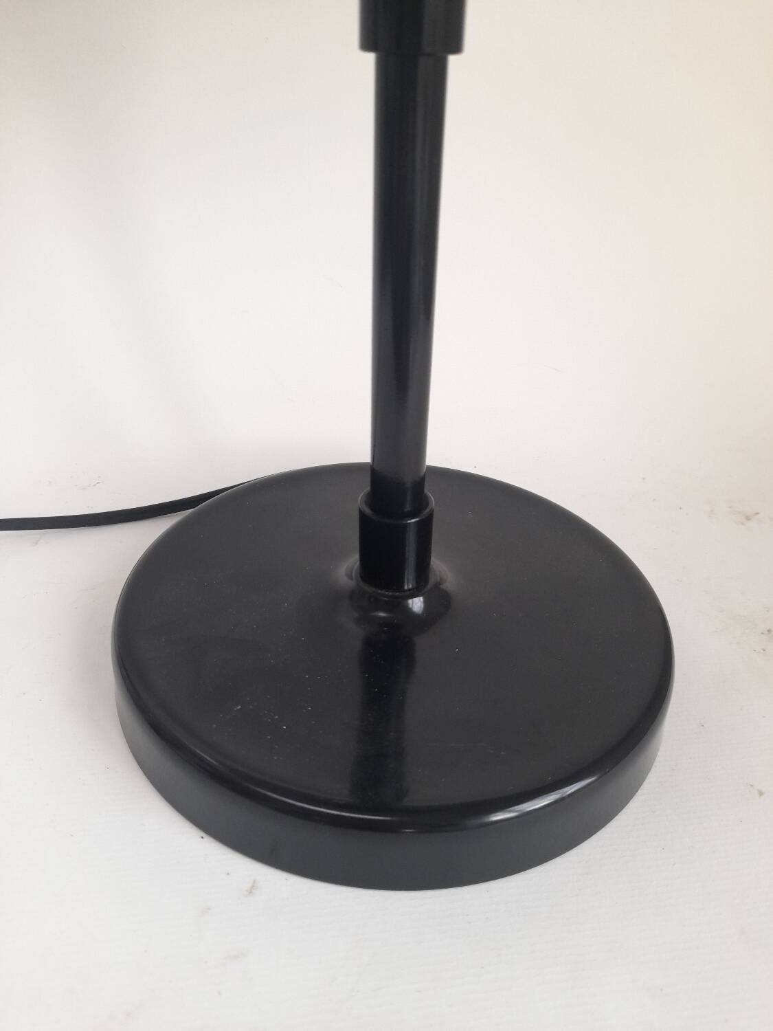 Beautiful 1950s saucer desk lamp.