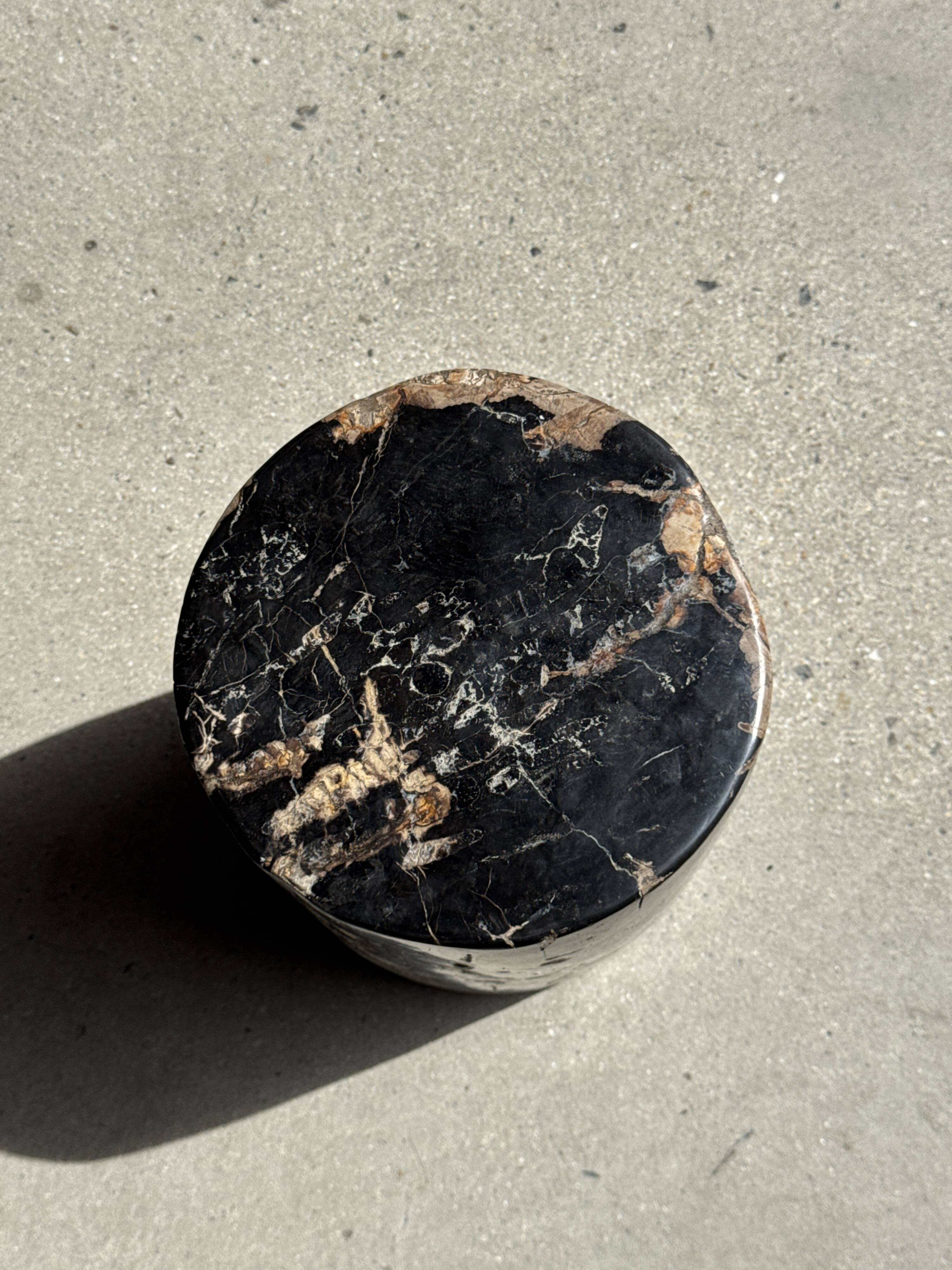 Black petrified wood side table with beige side H35 D24 - 3352