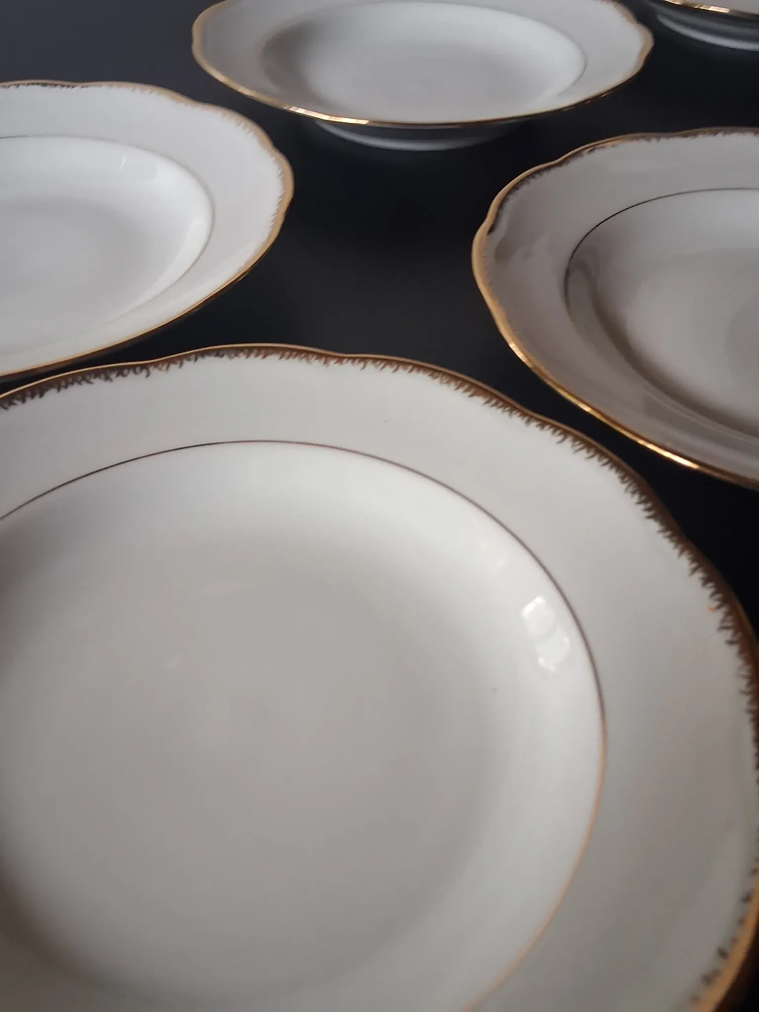 6 deep plates in porcelain from France SEr in very good condition.