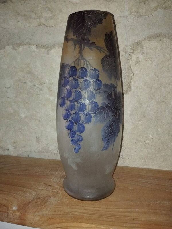 Vase Art nouveau en verre gravé à l’acide, décor vigne, signé Prios