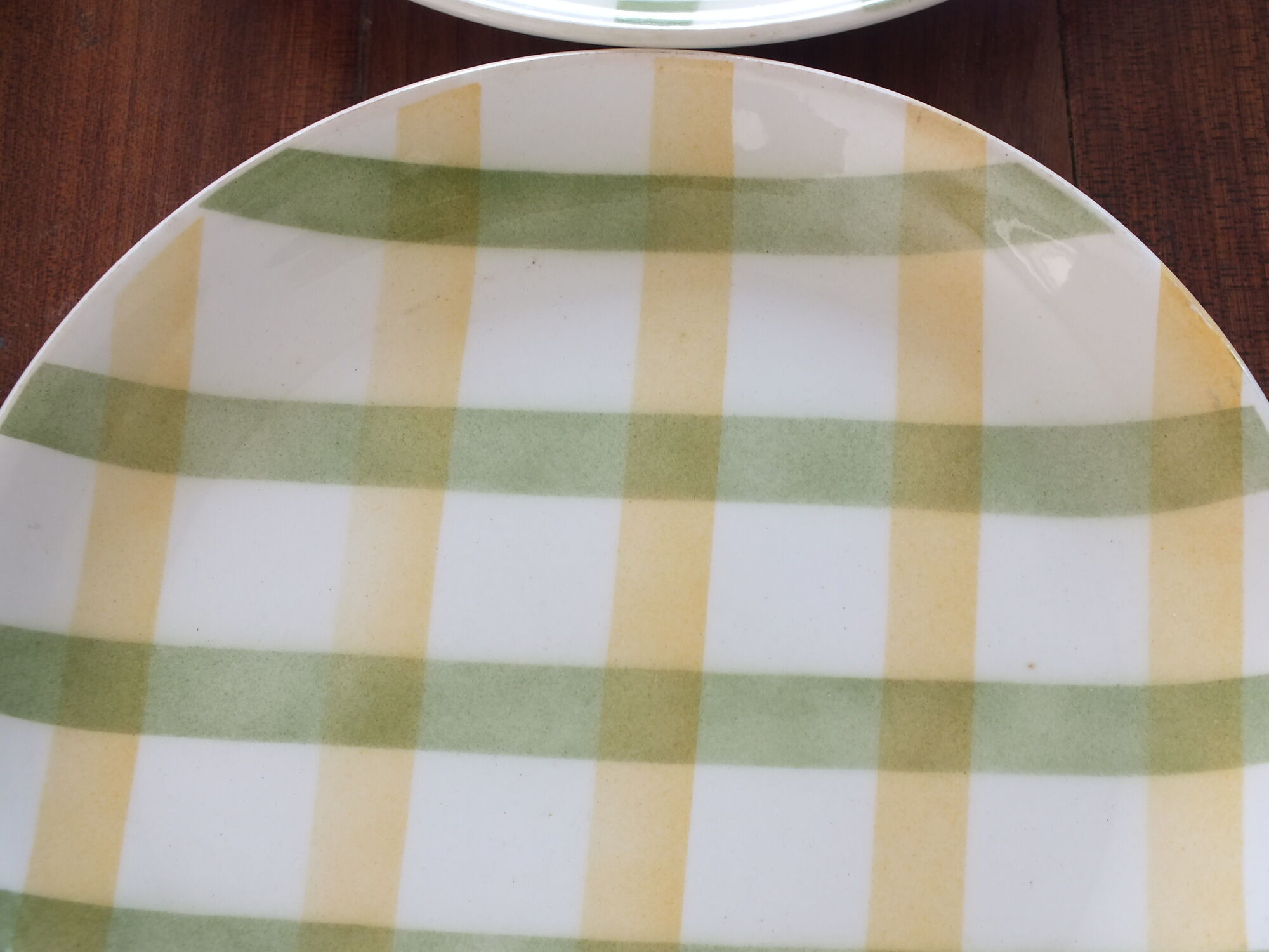 6 green and yellow checkered plates, tea towel