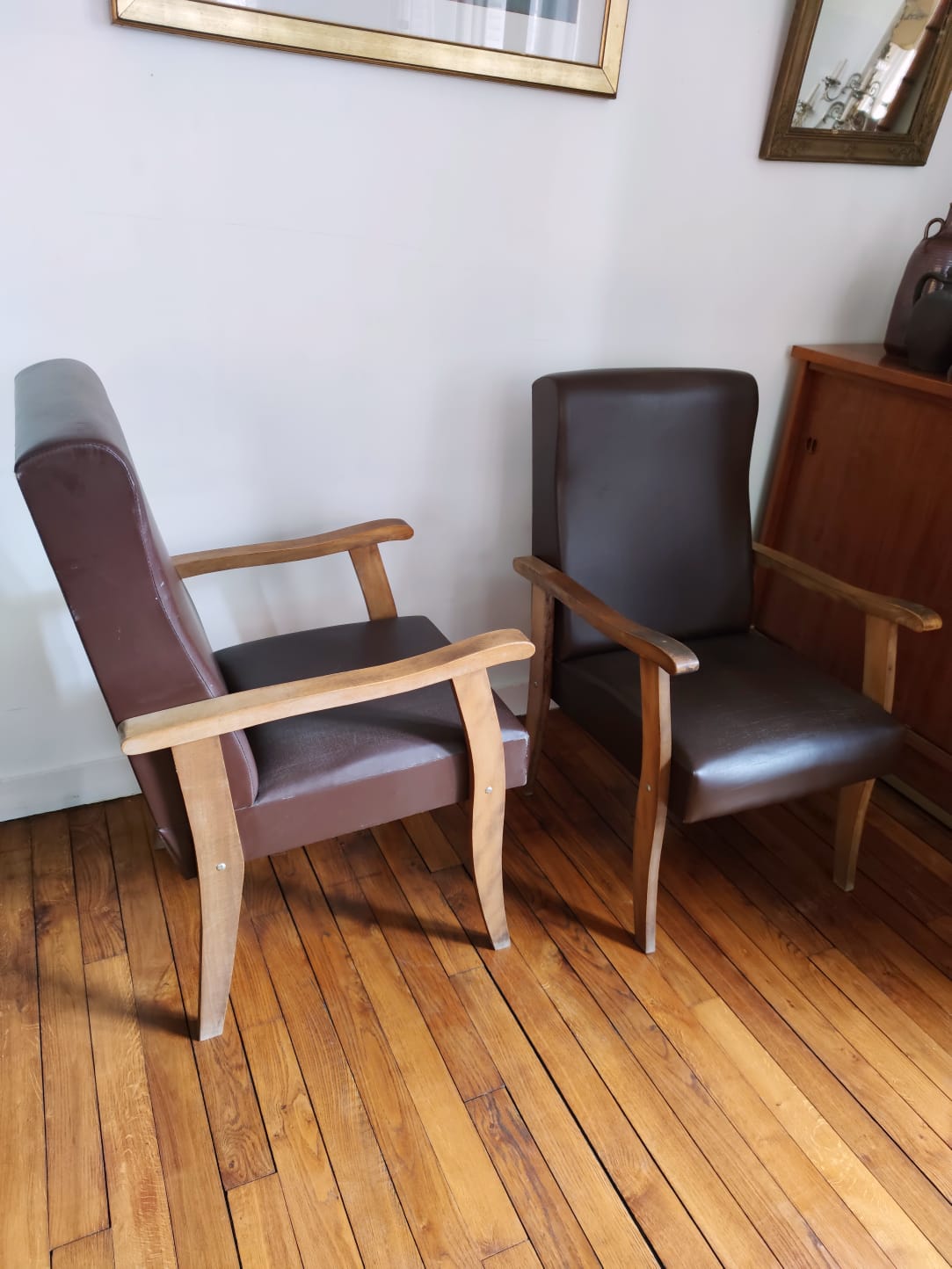 Paire de fauteuils moleskine marron