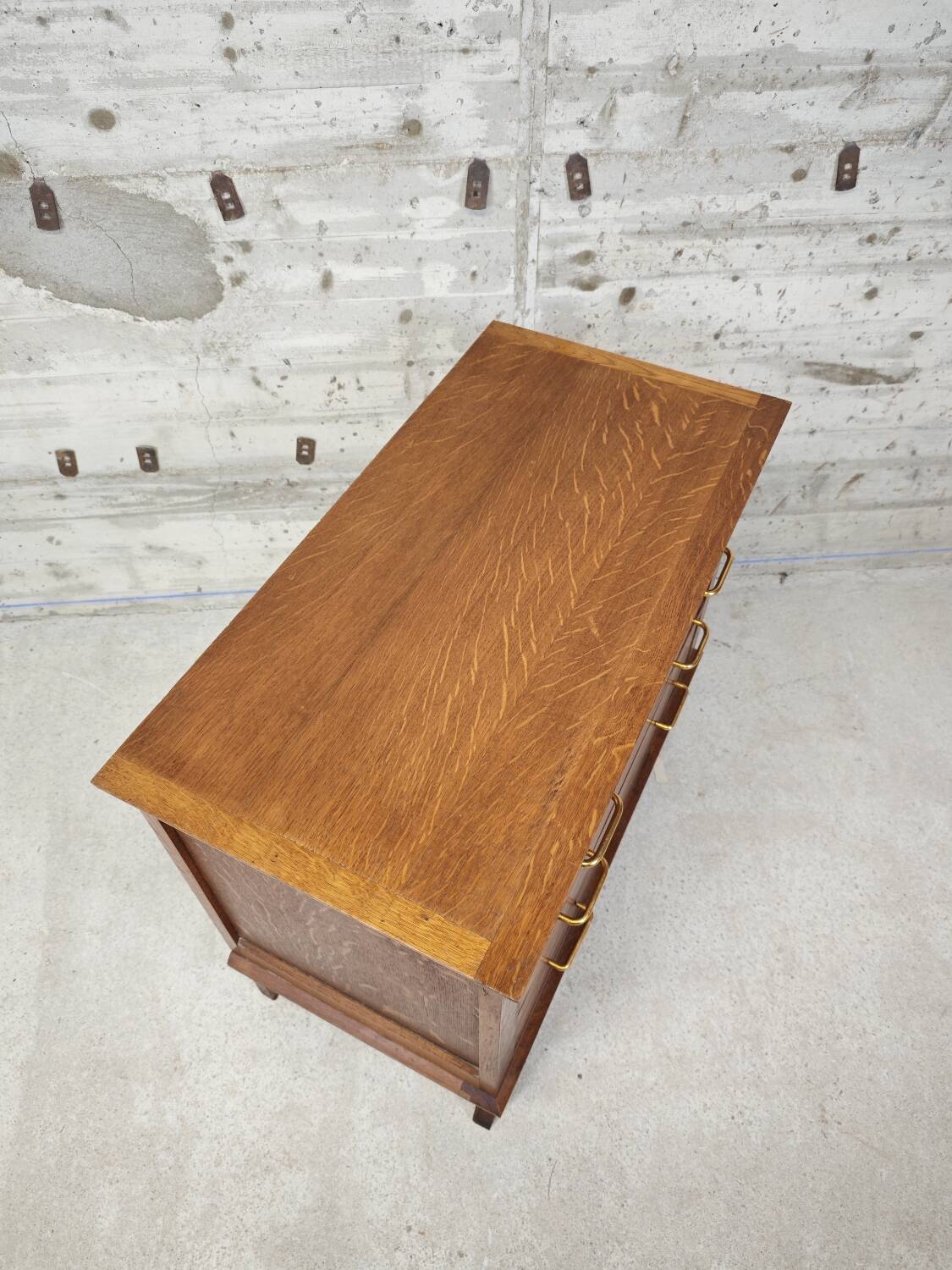 Commode vintage pieds compas