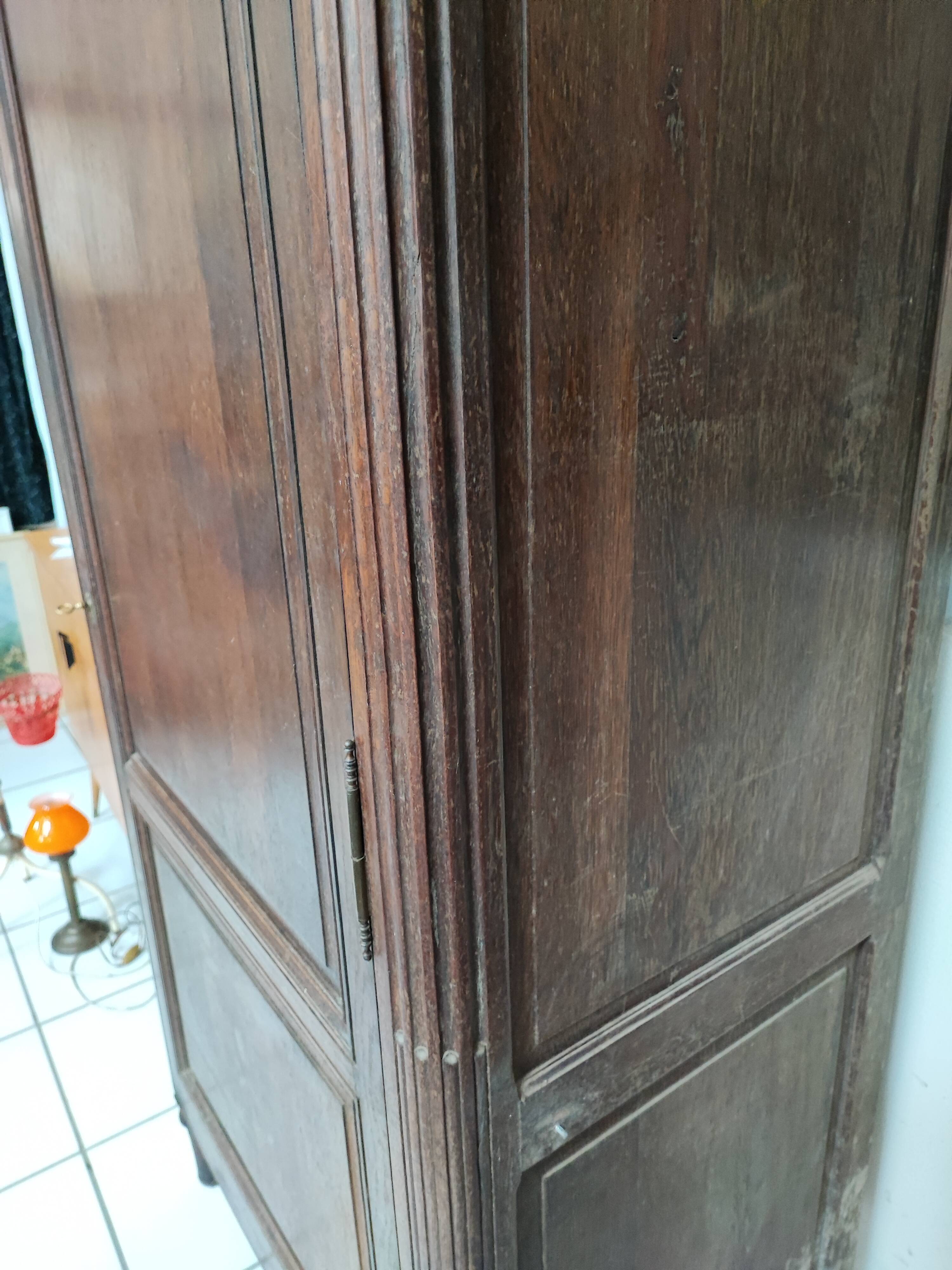 Bonnetière man standing cabinet a door