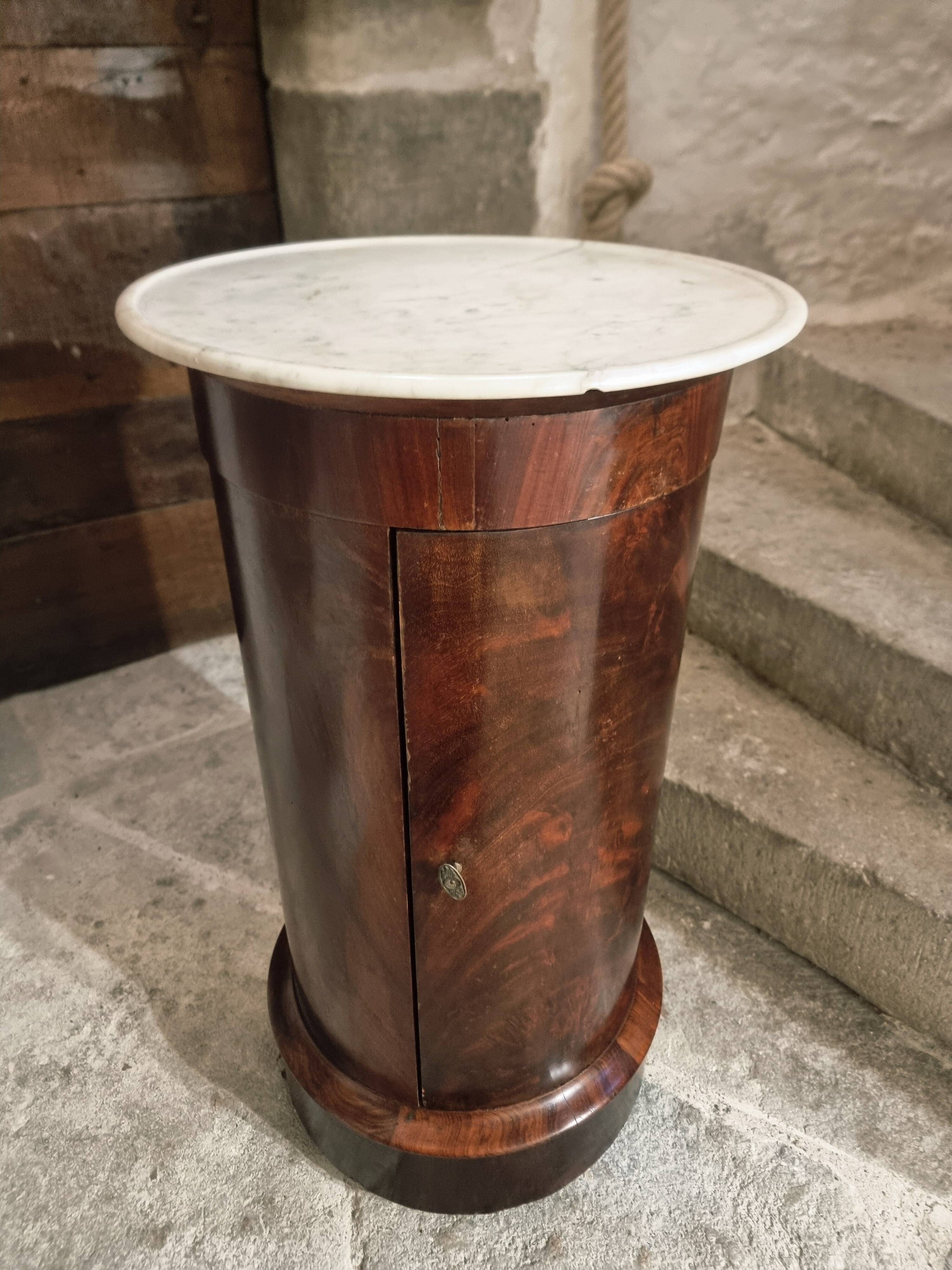 Antique French Empire Somno (bedside table) in mahogany with a marble top, circa 1805–1820.