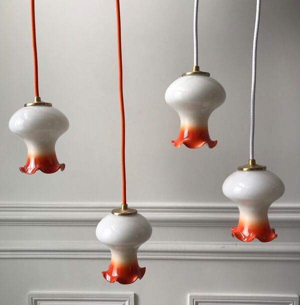 Ensemble de 4 suspensions tulipes en opaline orange dégradé fil orange et blanc années 70
