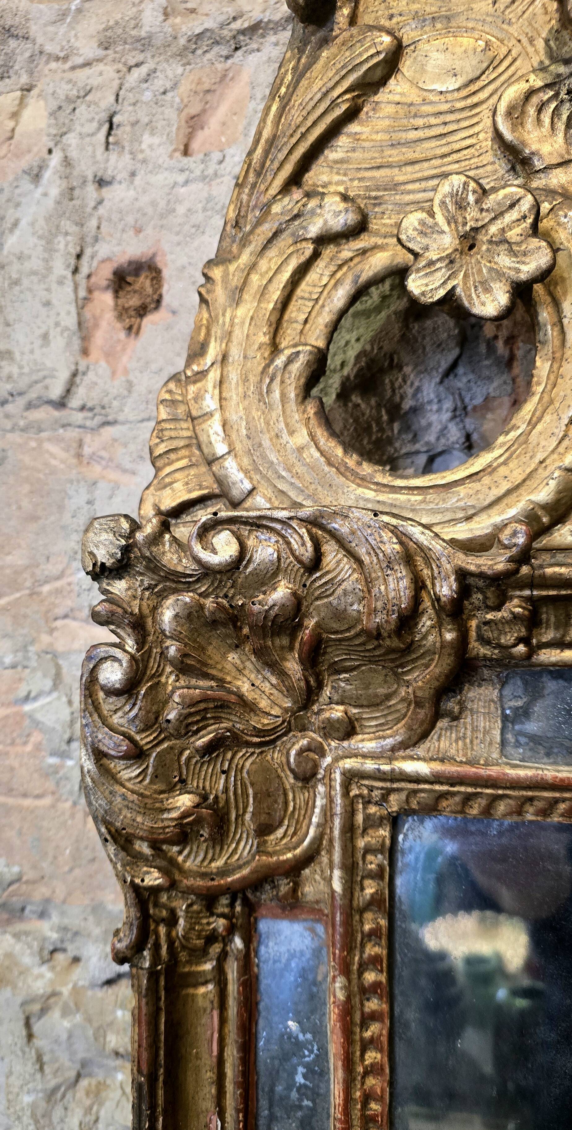 Regency period mirror with a carved and gilded wooden pediment – 18th century