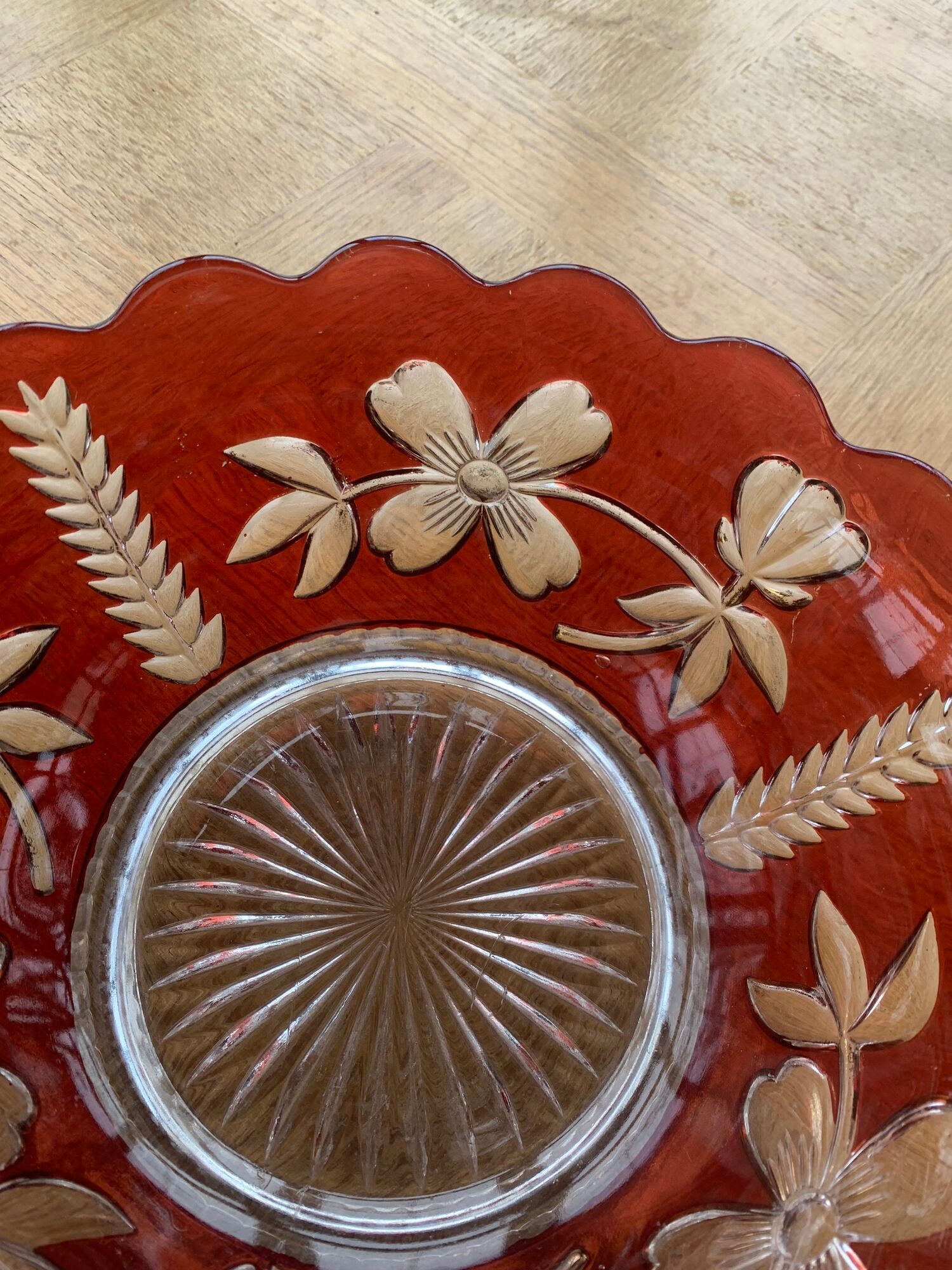 Red and transparent glass bowl with floral motifs and vintage wheat cobs
