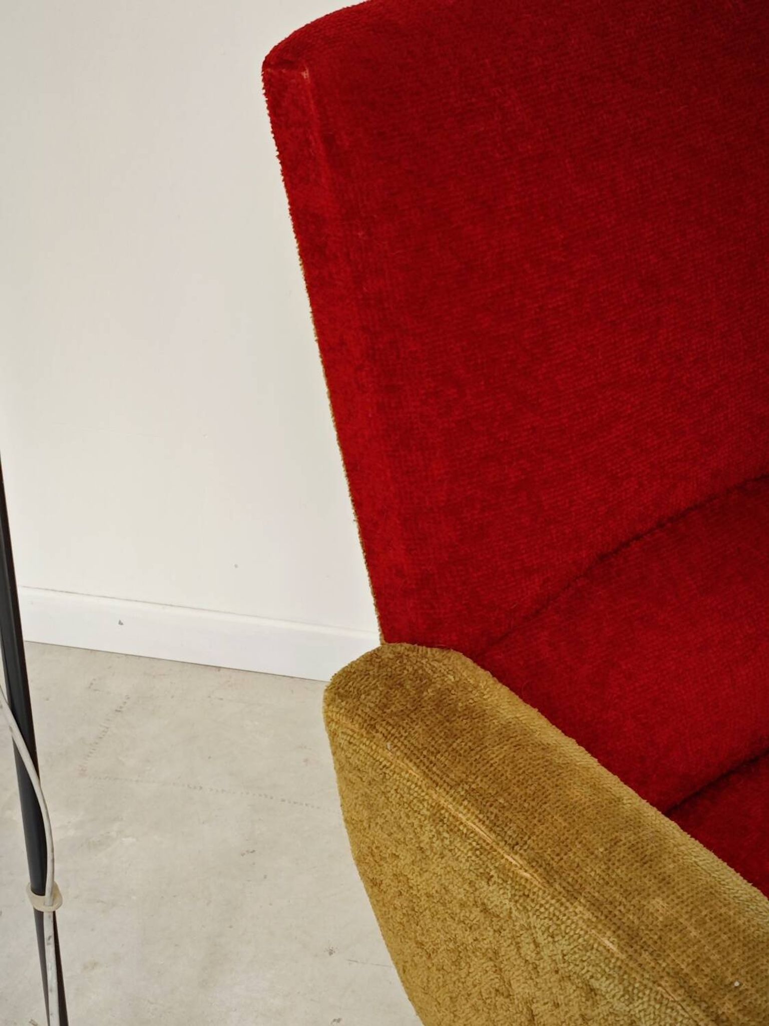 Fauteuil tissu rouge et jaune moutarde style bouclette 1970
