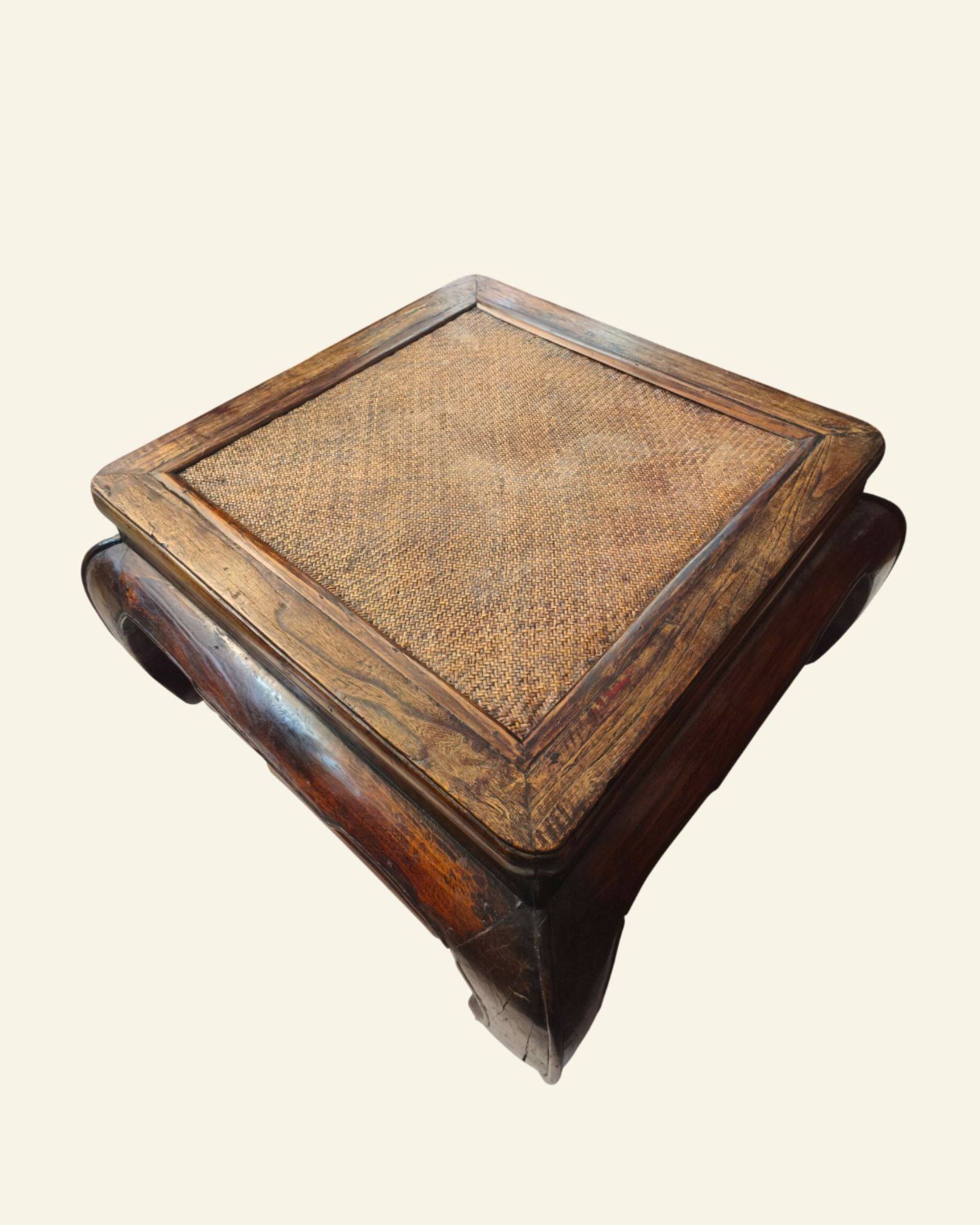 Table basse chinoise ancienne en orme, plateau en rotin, XIXe siècle