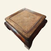 Table basse chinoise ancienne en orme, plateau en rotin, XIXe siècle
